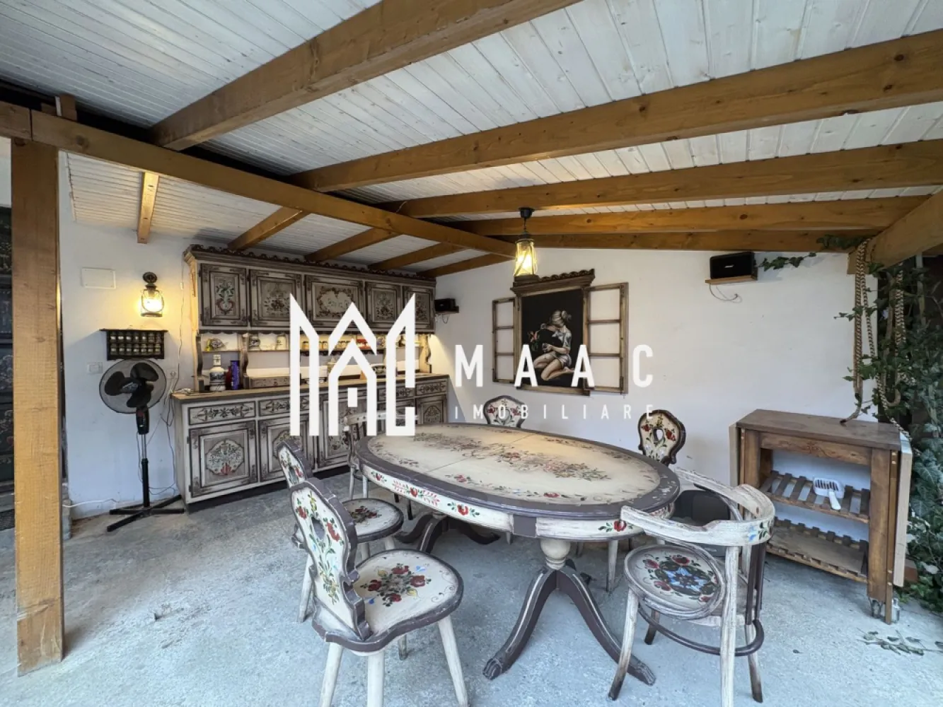 Casă Cisnadioara I 370 mp teren I Garaj I - MAAC Imobiliare propune spre vânzare o proprietate spațioasă, compusă din două corpuri de clădire, situată în centrul localității Cisnădioara, județul Sibiu. Proprietatea este potrivită pentru rezidență permanentă, investiție, activități creative, atelier sau evenimente private, oferind flexibilitate ridicată de utilizare.

Corpul principal – locuință:
-Living generos, cu suprafață de aproximativ 50 mp
-Dormitor matrimonial cu baie proprie
-3 dormitoare suplimentare, neamenajate
-3 băi
-Bucătărie
-Zonă de luat masa
-Pivniță

Spațiile sunt ample și luminoase, iar ambientul este îmbogățit de mobilier pictat, unic, realizat special pentru această casă, conferind proprietății un caracter distinct.

Corpul secundar:
-Atelier de creație
-Spațiu de relaxare / petreceri
-Spațiu de depozitare
-Garaj

Proprietatea dispune de curte, oferind posibilități multiple de amenajare și utilizare. Configurația cu două corpuri asigură o flexibilitate excelentă pentru familie extinsă, hobby-uri, activități creative, depozitare sau organizarea de evenimente private.

Pentru mai multe detalii, vă rugăm să menționați telefonic că ați văzut anunțul cu numărul de CP: CP2897174.