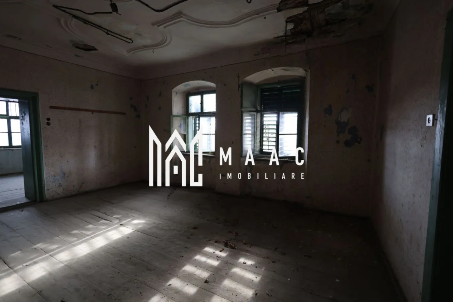 Casa Samuel von Brukenthal | 700MPU | Nocrich - MAAC Imobiliare vă propune spre vânzare un imobil cu valoare istorică deosebită – Casa memorială Samuel von Brukenthal, situată în comuna Nocrich, la aproximativ 30 km de municipiul Sibiu. Proprietatea reprezintă o oportunitate rară de a achiziționa un monument cu semnificație majoră pentru istoria Transilvaniei, locul în care s-a născut Baronul Samuel von Brukenthal (1721–1803), guvernator al Transilvaniei și fondatorul celebrului Muzeu Brukenthal din Sibiu.

Construcția, veche de peste 300 de ani, impresionează prin dimensiuni generoase și prin elementele originale păstrate: tâmplărie și uși din lemn masiv, podele autentice, fresce și detalii arhitecturale specifice secolului al XVIII-lea. Deși necesită restaurare, conacul își păstrează farmecul istoric și potențialul de a fi readus la forma sa inițială, devenind o proprietate emblematică.

Imobilul dispune de o suprafață utilă de aproximativ 700 mp, o suprafață construită de 850 mp, fiind amplasat pe un teren de 1.186 mp, cu două fronturi stradale și o deschidere totală de aproximativ 50 m. Compartimentarea actuală cuprinde 6 camere, 1 bucătărie și 1 baie, oferind multiple posibilități de reamenajare pentru locuință de prestigiu, pensiune boutique, centru cultural sau proiect turistic.

Situat chiar în centrul comunei Nocrich, conacul beneficiază de acces facil și vizibilitate excelentă, într-o zonă cu potențial turistic și cultural în continuă dezvoltare.

Această proprietate nu este doar o casă, ci o pagină de istorie care așteaptă să fie valorificată de un proprietar pasionat de patrimoniu, cultură și eleganță.

Pentru mai multe detalii și pentru programarea unei vizionări, vă rugăm să ne contactați menționând ID: CP2770388