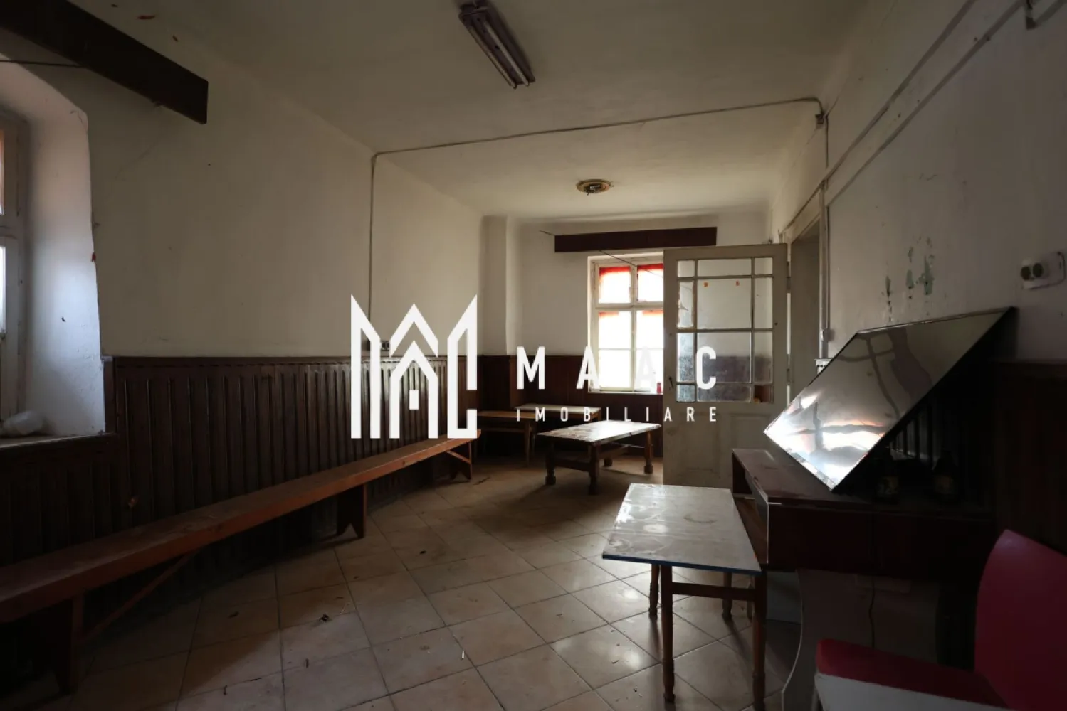Casa Samuel von Brukenthal | 700MPU | Nocrich - MAAC Imobiliare vă propune spre vânzare un imobil cu valoare istorică deosebită – Casa memorială Samuel von Brukenthal, situată în comuna Nocrich, la aproximativ 30 km de municipiul Sibiu. Proprietatea reprezintă o oportunitate rară de a achiziționa un monument cu semnificație majoră pentru istoria Transilvaniei, locul în care s-a născut Baronul Samuel von Brukenthal (1721–1803), guvernator al Transilvaniei și fondatorul celebrului Muzeu Brukenthal din Sibiu.

Construcția, veche de peste 300 de ani, impresionează prin dimensiuni generoase și prin elementele originale păstrate: tâmplărie și uși din lemn masiv, podele autentice, fresce și detalii arhitecturale specifice secolului al XVIII-lea. Deși necesită restaurare, conacul își păstrează farmecul istoric și potențialul de a fi readus la forma sa inițială, devenind o proprietate emblematică.

Imobilul dispune de o suprafață utilă de aproximativ 700 mp, o suprafață construită de 850 mp, fiind amplasat pe un teren de 1.186 mp, cu două fronturi stradale și o deschidere totală de aproximativ 50 m. Compartimentarea actuală cuprinde 6 camere, 1 bucătărie și 1 baie, oferind multiple posibilități de reamenajare pentru locuință de prestigiu, pensiune boutique, centru cultural sau proiect turistic.

Situat chiar în centrul comunei Nocrich, conacul beneficiază de acces facil și vizibilitate excelentă, într-o zonă cu potențial turistic și cultural în continuă dezvoltare.

Această proprietate nu este doar o casă, ci o pagină de istorie care așteaptă să fie valorificată de un proprietar pasionat de patrimoniu, cultură și eleganță.

Pentru mai multe detalii și pentru programarea unei vizionări, vă rugăm să ne contactați menționând ID: CP2770388