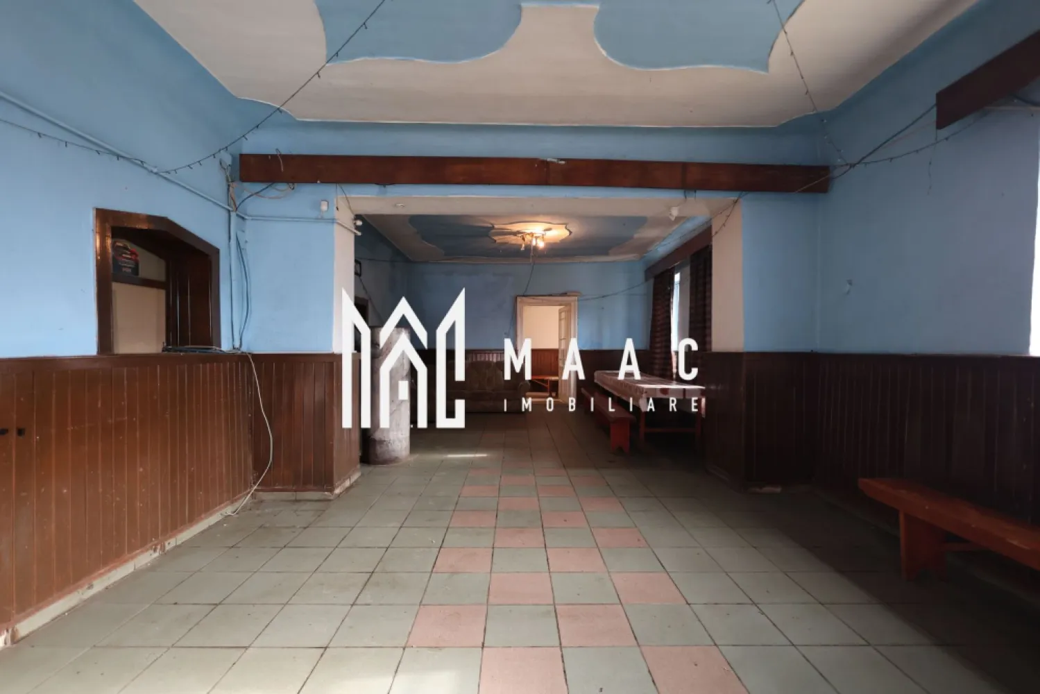 Casa Samuel von Brukenthal | 700MPU | Nocrich - MAAC Imobiliare vă propune spre vânzare un imobil cu valoare istorică deosebită – Casa memorială Samuel von Brukenthal, situată în comuna Nocrich, la aproximativ 30 km de municipiul Sibiu. Proprietatea reprezintă o oportunitate rară de a achiziționa un monument cu semnificație majoră pentru istoria Transilvaniei, locul în care s-a născut Baronul Samuel von Brukenthal (1721–1803), guvernator al Transilvaniei și fondatorul celebrului Muzeu Brukenthal din Sibiu.

Construcția, veche de peste 300 de ani, impresionează prin dimensiuni generoase și prin elementele originale păstrate: tâmplărie și uși din lemn masiv, podele autentice, fresce și detalii arhitecturale specifice secolului al XVIII-lea. Deși necesită restaurare, conacul își păstrează farmecul istoric și potențialul de a fi readus la forma sa inițială, devenind o proprietate emblematică.

Imobilul dispune de o suprafață utilă de aproximativ 700 mp, o suprafață construită de 850 mp, fiind amplasat pe un teren de 1.186 mp, cu două fronturi stradale și o deschidere totală de aproximativ 50 m. Compartimentarea actuală cuprinde 6 camere, 1 bucătărie și 1 baie, oferind multiple posibilități de reamenajare pentru locuință de prestigiu, pensiune boutique, centru cultural sau proiect turistic.

Situat chiar în centrul comunei Nocrich, conacul beneficiază de acces facil și vizibilitate excelentă, într-o zonă cu potențial turistic și cultural în continuă dezvoltare.

Această proprietate nu este doar o casă, ci o pagină de istorie care așteaptă să fie valorificată de un proprietar pasionat de patrimoniu, cultură și eleganță.

Pentru mai multe detalii și pentru programarea unei vizionări, vă rugăm să ne contactați menționând ID: CP2770388