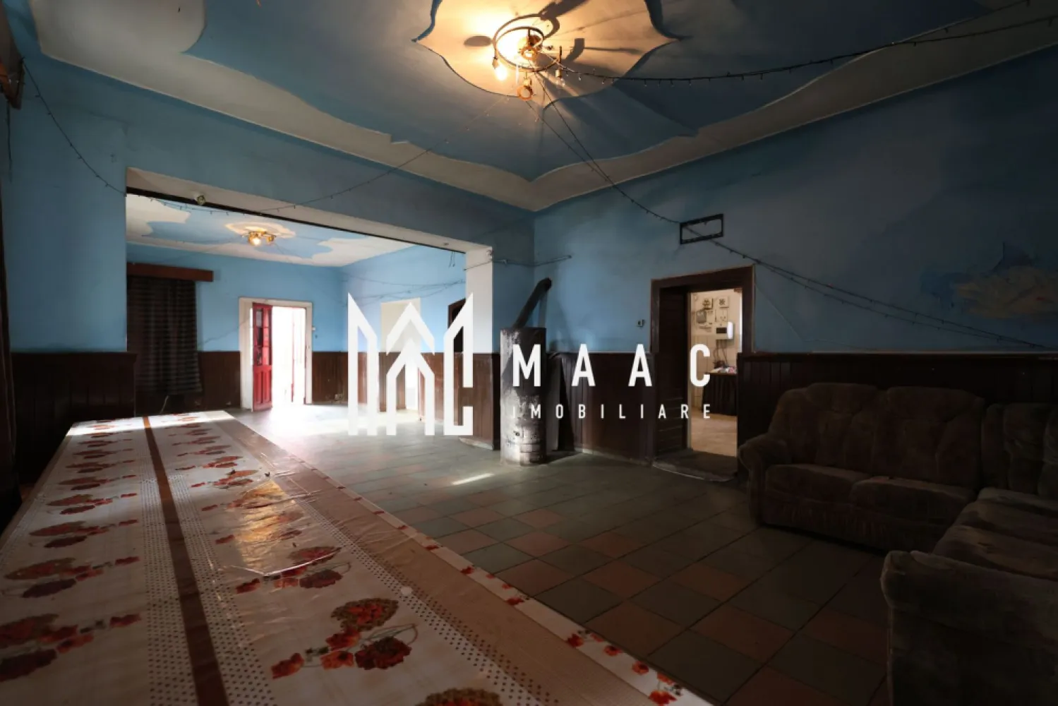Casa Samuel von Brukenthal | 700MPU | Nocrich - MAAC Imobiliare vă propune spre vânzare un imobil cu valoare istorică deosebită – Casa memorială Samuel von Brukenthal, situată în comuna Nocrich, la aproximativ 30 km de municipiul Sibiu. Proprietatea reprezintă o oportunitate rară de a achiziționa un monument cu semnificație majoră pentru istoria Transilvaniei, locul în care s-a născut Baronul Samuel von Brukenthal (1721–1803), guvernator al Transilvaniei și fondatorul celebrului Muzeu Brukenthal din Sibiu.

Construcția, veche de peste 300 de ani, impresionează prin dimensiuni generoase și prin elementele originale păstrate: tâmplărie și uși din lemn masiv, podele autentice, fresce și detalii arhitecturale specifice secolului al XVIII-lea. Deși necesită restaurare, conacul își păstrează farmecul istoric și potențialul de a fi readus la forma sa inițială, devenind o proprietate emblematică.

Imobilul dispune de o suprafață utilă de aproximativ 700 mp, o suprafață construită de 850 mp, fiind amplasat pe un teren de 1.186 mp, cu două fronturi stradale și o deschidere totală de aproximativ 50 m. Compartimentarea actuală cuprinde 6 camere, 1 bucătărie și 1 baie, oferind multiple posibilități de reamenajare pentru locuință de prestigiu, pensiune boutique, centru cultural sau proiect turistic.

Situat chiar în centrul comunei Nocrich, conacul beneficiază de acces facil și vizibilitate excelentă, într-o zonă cu potențial turistic și cultural în continuă dezvoltare.

Această proprietate nu este doar o casă, ci o pagină de istorie care așteaptă să fie valorificată de un proprietar pasionat de patrimoniu, cultură și eleganță.

Pentru mai multe detalii și pentru programarea unei vizionări, vă rugăm să ne contactați menționând ID: CP2770388