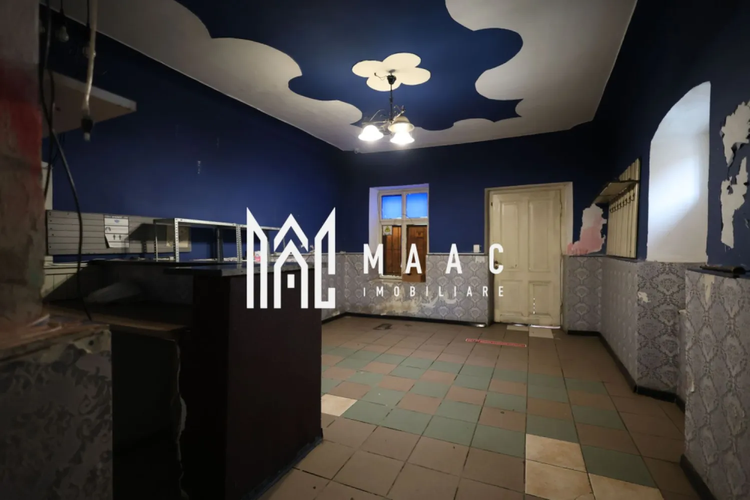 Casa Samuel von Brukenthal | 700MPU | Nocrich - MAAC Imobiliare vă propune spre vânzare un imobil cu valoare istorică deosebită – Casa memorială Samuel von Brukenthal, situată în comuna Nocrich, la aproximativ 30 km de municipiul Sibiu. Proprietatea reprezintă o oportunitate rară de a achiziționa un monument cu semnificație majoră pentru istoria Transilvaniei, locul în care s-a născut Baronul Samuel von Brukenthal (1721–1803), guvernator al Transilvaniei și fondatorul celebrului Muzeu Brukenthal din Sibiu.

Construcția, veche de peste 300 de ani, impresionează prin dimensiuni generoase și prin elementele originale păstrate: tâmplărie și uși din lemn masiv, podele autentice, fresce și detalii arhitecturale specifice secolului al XVIII-lea. Deși necesită restaurare, conacul își păstrează farmecul istoric și potențialul de a fi readus la forma sa inițială, devenind o proprietate emblematică.

Imobilul dispune de o suprafață utilă de aproximativ 700 mp, o suprafață construită de 850 mp, fiind amplasat pe un teren de 1.186 mp, cu două fronturi stradale și o deschidere totală de aproximativ 50 m. Compartimentarea actuală cuprinde 6 camere, 1 bucătărie și 1 baie, oferind multiple posibilități de reamenajare pentru locuință de prestigiu, pensiune boutique, centru cultural sau proiect turistic.

Situat chiar în centrul comunei Nocrich, conacul beneficiază de acces facil și vizibilitate excelentă, într-o zonă cu potențial turistic și cultural în continuă dezvoltare.

Această proprietate nu este doar o casă, ci o pagină de istorie care așteaptă să fie valorificată de un proprietar pasionat de patrimoniu, cultură și eleganță.

Pentru mai multe detalii și pentru programarea unei vizionări, vă rugăm să ne contactați menționând ID: CP2770388