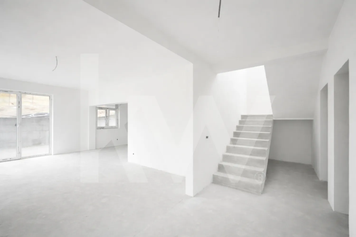 Casă arhitectură modernă cu panoramă spre Munții Făgăraș și Cetatea Cisnădioara - Descoperă o locuință unifamilială care îmbină armonios designul modern cu funcționalitatea inteligentă, situată într-o zonă deosebită, cu panoramă spectaculoasă spre Cetatea Cisnădioarei și Munții Făgăraș.

Această proprietate impresionează prin arhitectura contemporană, liniile curate și atenția la detalii, fiind construită cu materiale de calitate superioară și finisaje realizate cu grijă, pentru un confort durabil și un stil de viață modern.

Compartimentarea este gândită eficient, oferind spații generoase și bine delimitate. La parter, intrarea se deschide către un living luminos și primitor, ideal pentru momentele petrecute în familie. În partea dreaptă se află un birou versatil, cu acces direct către exterior, perfect pentru lucru de acasă sau activități creative. Casa scării este poziționată central, iar în proximitate se regăsesc baia și spațiul tehnic, discret integrate. Bucătăria, amplasată în continuarea zonei de zi, este practică și bine organizată, beneficiind de cămară proprie.

Etajul oferă intimitate și confort, fiind compartimentat în trei dormitoare, dintre care unul matrimonial, dotat cu dressing și baie proprie. În plus, există o baie suplimentară și o cameră de lucru, ideală pentru birou sau hobby-uri. Toate dormitoarele au acces către una dintre cele două logii spațioase, oferind deschidere către peisajul natural și lumină din plin.

Curtea, generoasă și aerisită, este complet împrejmuită și parțial pavată, fiind amenajată peisagistic cu bun gust. Elementele arhitecturale decorative, evidențiate prin iluminat ambiental cu bandă LED, creează un cadru elegant și relaxant, perfect pentru petrecerea timpului în aer liber.

Predarea imobilului se realizează la stadiul de glet interior, oferindu-ți libertatea de a personaliza finisajele finale după propriul gust.

Această proprietate reprezintă alegerea ideală pentru cei care caută un cămin modern, într-un cadru natural de excepție, fără compromisuri în ceea ce privește calitatea și confortul.

