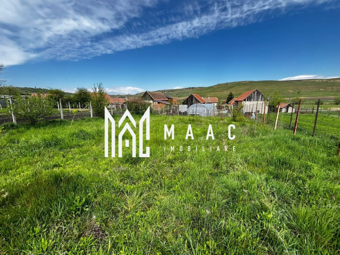 Teren intravilan | 500 mp | Utilități la poartă | Deschidere 16 ml | Alămor - Maac Imobiliare prezintă spre vânzare un teren intravilan situat în localitatea Alămor, județul Sibiu, ideal pentru construcția unei locuințe.
Terenul are o suprafață de 500 mp și beneficiază de o deschidere generoasă la drum de aproximativ 16 metri liniari, oferind multiple posibilități de construire.
Proprietatea dispune de utilități la poartă: gaz, apă, curent electric și canalizare, ceea ce reprezintă un avantaj major pentru viitoarea construcție.
Pe teren se regăsesc pomi fructiferi și viță de vie, fiind potrivit atât pentru locuință, cât și pentru relaxare sau mică grădină.
Zona este una locuită, cu case construite în imediata apropiere, iar accesul se face pe drum asfaltat.
Preț: 13.500 euro
Pentru mai multe detalii sau pentru a programa o vizionare, vă rugăm să menționați telefonic ID-ul anunțului: CP3053014