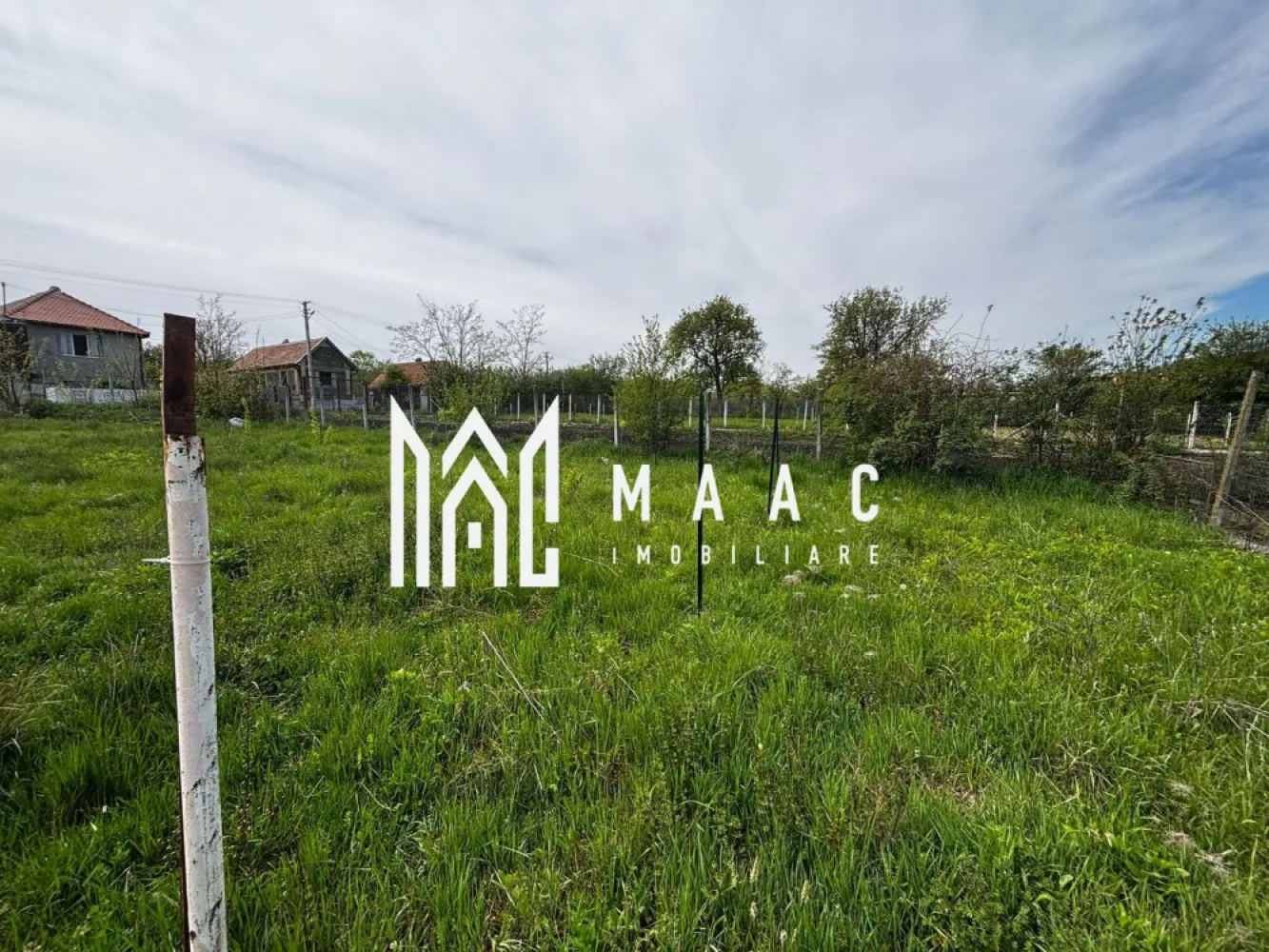 Teren intravilan | 500 mp | Utilități la poartă | Deschidere 16 ml | Alămor - Maac Imobiliare prezintă spre vânzare un teren intravilan situat în localitatea Alămor, județul Sibiu, ideal pentru construcția unei locuințe.
Terenul are o suprafață de 500 mp și beneficiază de o deschidere generoasă la drum de aproximativ 16 metri liniari, oferind multiple posibilități de construire.
Proprietatea dispune de utilități la poartă: gaz, apă, curent electric și canalizare, ceea ce reprezintă un avantaj major pentru viitoarea construcție.
Pe teren se regăsesc pomi fructiferi și viță de vie, fiind potrivit atât pentru locuință, cât și pentru relaxare sau mică grădină.
Zona este una locuită, cu case construite în imediata apropiere, iar accesul se face pe drum asfaltat.
Preț: 13.500 euro
Pentru mai multe detalii sau pentru a programa o vizionare, vă rugăm să menționați telefonic ID-ul anunțului: CP3053014