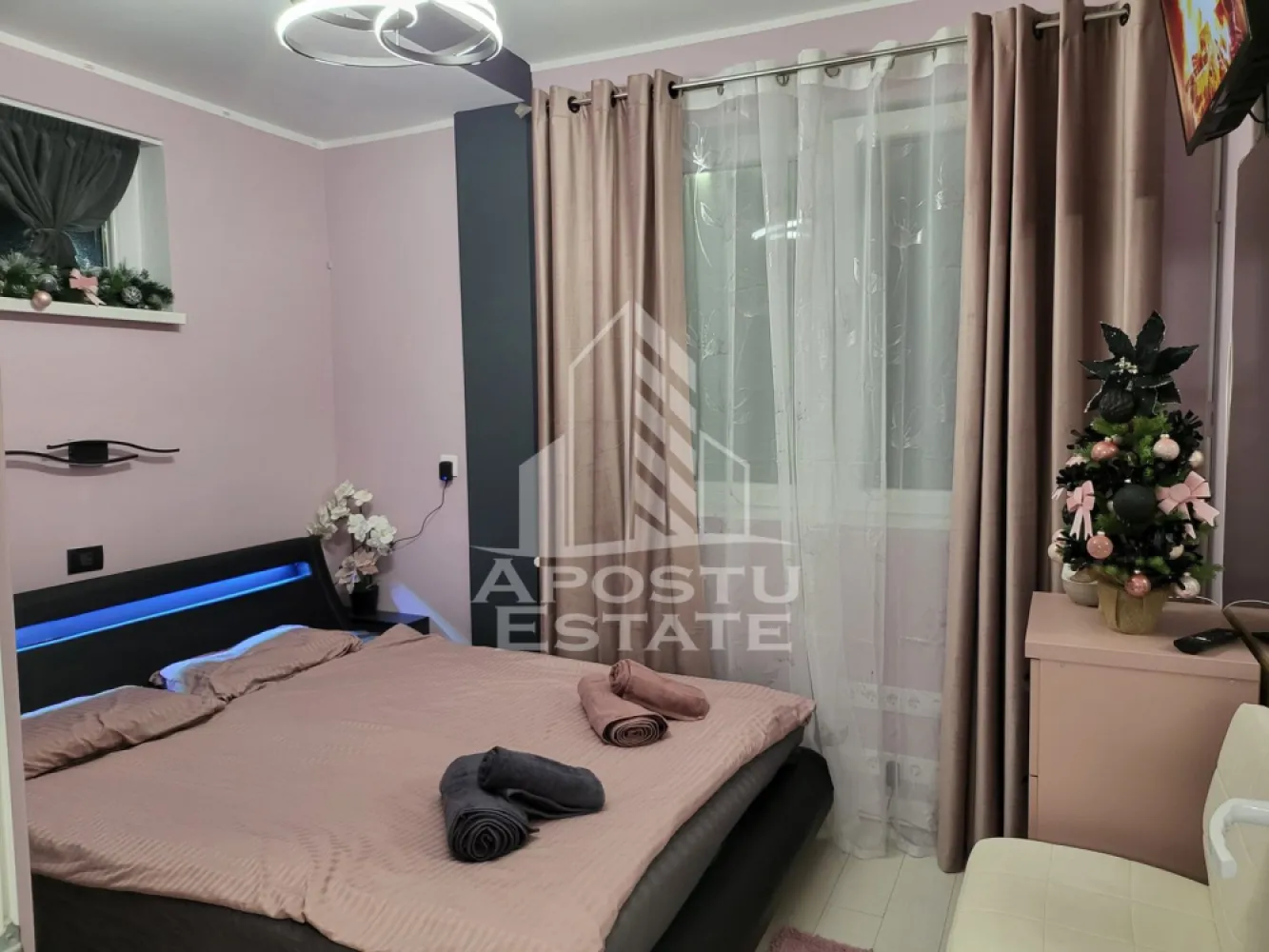 Apartament de lux, 2 camere, intr-un imobil tip vila, Deva - Agentia imobiliara Apostu Estate va propune spre vanzare, in Reprezentare Exclusiva si comision 0% pentru cumparator, un apartament de lux cu 2 camere, intr-un imobil tip vila, P+E+M, aflat in judetul Hunedoara, pe strada Luceafarului din Deva.

Suprafata utila de 40mp este compartimentata astfel:
Etaj 1: 
- 1 dormitor
- 1 living open-space cu bucataria
- 1 baie
- 1 hol de acces
- acces la 1 terasa de 3.6mp,

Confortul termic este asigurat prin centrala termica electrica si este sustinut de sistemul de climatizare cu functionalitate multisplit.
Exista posibilitatea racordarii la reteauta de gaze.

Constructia a fost ridicata in anul 2020, insa a fost refinisata complet in anul 2025. Materialele folosite sunt de calitate superioara si va invitam sa va convingeti singuri de acest aspect. Designul este unul de lux, oferind un confort sporit si un stil de viata deosebit!

Proprietatea beneficiaza de 1 loc de parcare.

Zona este una foarte cautata in randul Devenilor, oferind acces facil catre orice punct cu interes major din oras, magazine, statiile mijloacelor de transport in comun si la 2 minute de mers pe jos fata de Scoala Generala nr. 5, cat si gradinita nr. 7.

Curte interioara privata.

Nu ezitati sa ne contactati pentru stabilirea unei vizionari sau alte detalii suplimentare.

ID intern: CP2925659