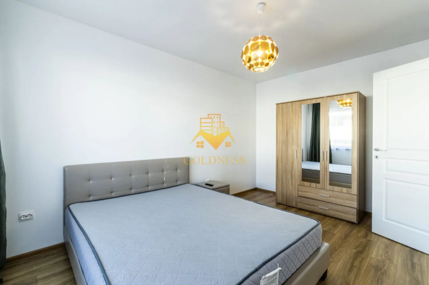 2 camere, open space, modern, Europa, Complex Luminia, Eugen Ionesco - GOLDNESS Imobiliare vă propune spre închiriere un apartament cu 2 camere complet mobilat și utilat, la etajul 4 într-un imobil de 5 etaje, în cartierul Europa. Apartamentul este compartimentat astfel:
 - dormitor cu pat matrimonial, dulap pentru haine, noptiere
 - living cu bucatarie open-space complet utilată, canapea extensibla, loc de servit masa 
 - baie cu cada, calorifer port prosop inox și dulap pentru depozitare.
 - terasa de 11 mp.

Imobilul este dotat cu toate cele necesare- centrală proprie, mașină de spălat haine, frigider, plită electrică, hotă, etc. 
Se află în apropierea stațiilor de transport în comun, magazine, restaurante, spații verzi, farmacii, etc. 
Posibilitate de parcare in zona!

Dacă sunteți interesați de acest apartament și doriți să îl vizionați, dar și pentru alte oferte sau detalii nu ezitați să ne contactați telefonic sau prin e-mail - goldnessimobiliare@gmail.com. Vă stăm la dispoziție!