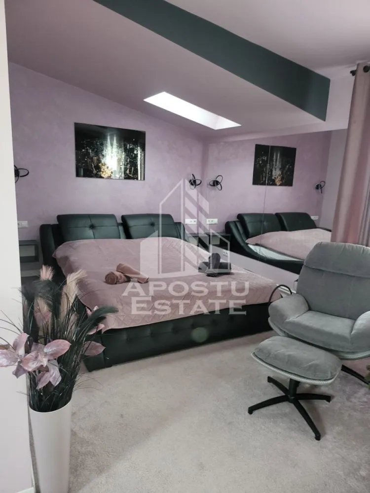 Apartament de lux, 1 camera tip studio, intr-un imobil tip vila, Deva - Agentia imobiliara Apostu Estate va propune spre vanzare, in Reprezentare Exclusiva si comision 0% pentru cumparator, un apartament de lux cu 1 camera tip studio, intr-un imobil tip vila, P+E+M, aflat in judetul Hunedoara, pe strada Luceafarului din Deva.

Suprafata utila de 38mp + 6,95mp terasa, este compartimentata astfel:
Mansarda inalta:
- 1 dormitor
- 1 living open-space cu bucataria
- 1 baie
- 1 hol de acces
- 1 terasa de 6,95mp,

Confortul termic este asigurat prin centrala termica electrica si este sustinut de sistemul de climatizare cu functionalitate multisplit.
Exista posibilitatea racordarii la reteauta de gaze.

Constructia a fost ridicata in anul 2020, insa a fost refinisata complet in anul 2025. Materialele folosite sunt de calitate superioara si va invitam sa va convingeti singuri de acest aspect. Designul este unul de lux, oferind un confort sporit si un stil de viata deosebit!

Proprietatea beneficiaza de 1 loc de parcare.

Zona este una foarte cautata in randul Devenilor, oferind acces facil catre orice punct cu interes major din oras, magazine, statiile mijloacelor de transport in comun si la 2 minute de mers pe jos fata de Scoala Generala nr. 5, cat si gradinita nr. 7.

Acces la curte interioara privata, cu inca 1 apartament.

Oferim consultanta gratuita cu privire la obtinerea creditelor bancare pentru achizitii imobiliare.

Nu ezitati sa ne contactati pentru stabilirea unei vizionari sau alte detalii suplimentare.

ID intern: CP3178300