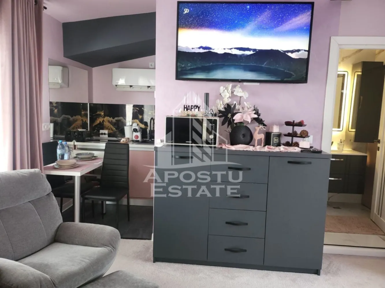 Apartament de lux, 1 camera tip studio, intr-un imobil tip vila, Deva - Agentia imobiliara Apostu Estate va propune spre vanzare, in Reprezentare Exclusiva si comision 0% pentru cumparator, un apartament de lux cu 1 camera tip studio, intr-un imobil tip vila, P+E+M, aflat in judetul Hunedoara, pe strada Luceafarului din Deva.

Suprafata utila de 38mp + 6,95mp terasa, este compartimentata astfel:
Mansarda inalta:
- 1 dormitor
- 1 living open-space cu bucataria
- 1 baie
- 1 hol de acces
- 1 terasa de 6,95mp,

Confortul termic este asigurat prin centrala termica electrica si este sustinut de sistemul de climatizare cu functionalitate multisplit.
Exista posibilitatea racordarii la reteauta de gaze.

Constructia a fost ridicata in anul 2020, insa a fost refinisata complet in anul 2025. Materialele folosite sunt de calitate superioara si va invitam sa va convingeti singuri de acest aspect. Designul este unul de lux, oferind un confort sporit si un stil de viata deosebit!

Proprietatea beneficiaza de 1 loc de parcare.

Zona este una foarte cautata in randul Devenilor, oferind acces facil catre orice punct cu interes major din oras, magazine, statiile mijloacelor de transport in comun si la 2 minute de mers pe jos fata de Scoala Generala nr. 5, cat si gradinita nr. 7.

Acces la curte interioara privata, cu inca 1 apartament.

Oferim consultanta gratuita cu privire la obtinerea creditelor bancare pentru achizitii imobiliare.

Nu ezitati sa ne contactati pentru stabilirea unei vizionari sau alte detalii suplimentare.

ID intern: CP3178300
