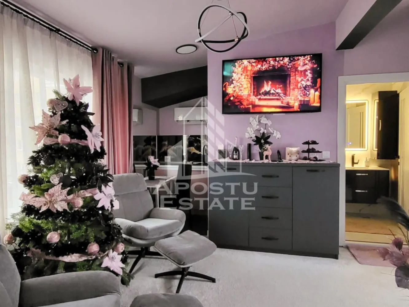 Apartament de lux, 1 camera tip studio, intr-un imobil tip vila, Deva - Agentia imobiliara Apostu Estate va propune spre vanzare, in Reprezentare Exclusiva si comision 0% pentru cumparator, un apartament de lux cu 1 camera tip studio, intr-un imobil tip vila, P+E+M, aflat in judetul Hunedoara, pe strada Luceafarului din Deva.

Suprafata utila de 38mp + 6,95mp terasa, este compartimentata astfel:
Mansarda inalta:
- 1 dormitor
- 1 living open-space cu bucataria
- 1 baie
- 1 hol de acces
- 1 terasa de 6,95mp,

Confortul termic este asigurat prin centrala termica electrica si este sustinut de sistemul de climatizare cu functionalitate multisplit.
Exista posibilitatea racordarii la reteauta de gaze.

Constructia a fost ridicata in anul 2020, insa a fost refinisata complet in anul 2025. Materialele folosite sunt de calitate superioara si va invitam sa va convingeti singuri de acest aspect. Designul este unul de lux, oferind un confort sporit si un stil de viata deosebit!

Proprietatea beneficiaza de 1 loc de parcare.

Zona este una foarte cautata in randul Devenilor, oferind acces facil catre orice punct cu interes major din oras, magazine, statiile mijloacelor de transport in comun si la 2 minute de mers pe jos fata de Scoala Generala nr. 5, cat si gradinita nr. 7.

Acces la curte interioara privata, cu inca 1 apartament.

Oferim consultanta gratuita cu privire la obtinerea creditelor bancare pentru achizitii imobiliare.

Nu ezitati sa ne contactati pentru stabilirea unei vizionari sau alte detalii suplimentare.

ID intern: CP3178300