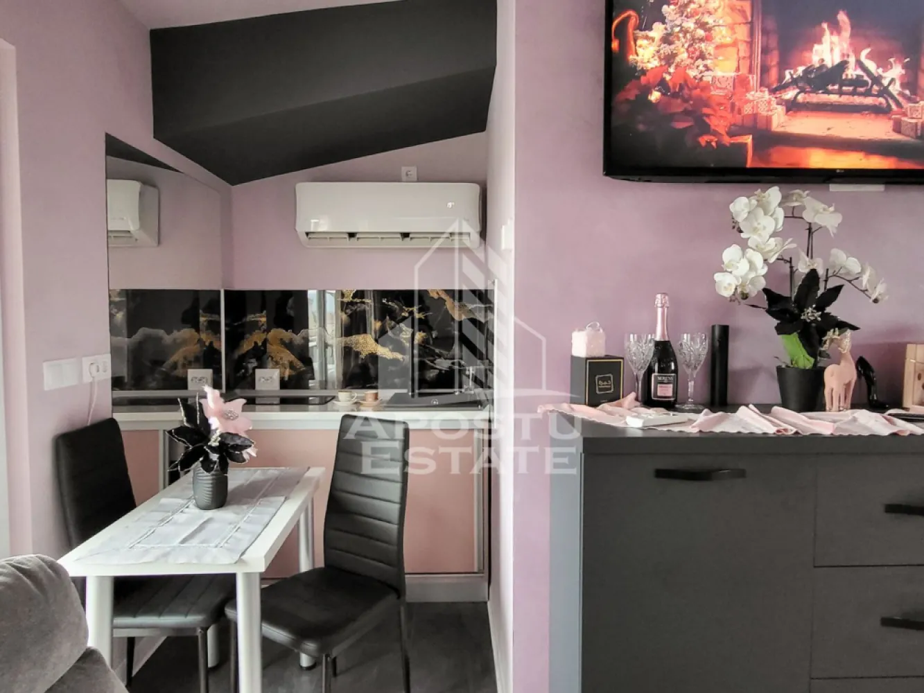 Apartament de lux, 1 camera tip studio, intr-un imobil tip vila, Deva - Agentia imobiliara Apostu Estate va propune spre vanzare, in Reprezentare Exclusiva si comision 0% pentru cumparator, un apartament de lux cu 1 camera tip studio, intr-un imobil tip vila, P+E+M, aflat in judetul Hunedoara, pe strada Luceafarului din Deva.

Suprafata utila de 38mp + 6,95mp terasa, este compartimentata astfel:
Mansarda inalta:
- 1 dormitor
- 1 living open-space cu bucataria
- 1 baie
- 1 hol de acces
- 1 terasa de 6,95mp,

Confortul termic este asigurat prin centrala termica electrica si este sustinut de sistemul de climatizare cu functionalitate multisplit.
Exista posibilitatea racordarii la reteauta de gaze.

Constructia a fost ridicata in anul 2020, insa a fost refinisata complet in anul 2025. Materialele folosite sunt de calitate superioara si va invitam sa va convingeti singuri de acest aspect. Designul este unul de lux, oferind un confort sporit si un stil de viata deosebit!

Proprietatea beneficiaza de 1 loc de parcare.

Zona este una foarte cautata in randul Devenilor, oferind acces facil catre orice punct cu interes major din oras, magazine, statiile mijloacelor de transport in comun si la 2 minute de mers pe jos fata de Scoala Generala nr. 5, cat si gradinita nr. 7.

Acces la curte interioara privata, cu inca 1 apartament.

Oferim consultanta gratuita cu privire la obtinerea creditelor bancare pentru achizitii imobiliare.

Nu ezitati sa ne contactati pentru stabilirea unei vizionari sau alte detalii suplimentare.

ID intern: CP3178300