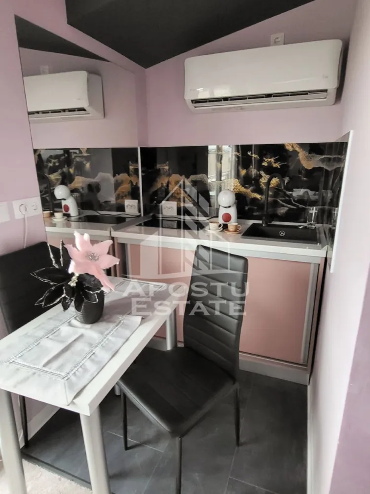 Apartament de lux, 1 camera tip studio, intr-un imobil tip vila, Deva - Agentia imobiliara Apostu Estate va propune spre vanzare, in Reprezentare Exclusiva si comision 0% pentru cumparator, un apartament de lux cu 1 camera tip studio, intr-un imobil tip vila, P+E+M, aflat in judetul Hunedoara, pe strada Luceafarului din Deva.

Suprafata utila de 38mp + 6,95mp terasa, este compartimentata astfel:
Mansarda inalta:
- 1 dormitor
- 1 living open-space cu bucataria
- 1 baie
- 1 hol de acces
- 1 terasa de 6,95mp,

Confortul termic este asigurat prin centrala termica electrica si este sustinut de sistemul de climatizare cu functionalitate multisplit.
Exista posibilitatea racordarii la reteauta de gaze.

Constructia a fost ridicata in anul 2020, insa a fost refinisata complet in anul 2025. Materialele folosite sunt de calitate superioara si va invitam sa va convingeti singuri de acest aspect. Designul este unul de lux, oferind un confort sporit si un stil de viata deosebit!

Proprietatea beneficiaza de 1 loc de parcare.

Zona este una foarte cautata in randul Devenilor, oferind acces facil catre orice punct cu interes major din oras, magazine, statiile mijloacelor de transport in comun si la 2 minute de mers pe jos fata de Scoala Generala nr. 5, cat si gradinita nr. 7.

Acces la curte interioara privata, cu inca 1 apartament.

Oferim consultanta gratuita cu privire la obtinerea creditelor bancare pentru achizitii imobiliare.

Nu ezitati sa ne contactati pentru stabilirea unei vizionari sau alte detalii suplimentare.

ID intern: CP3178300