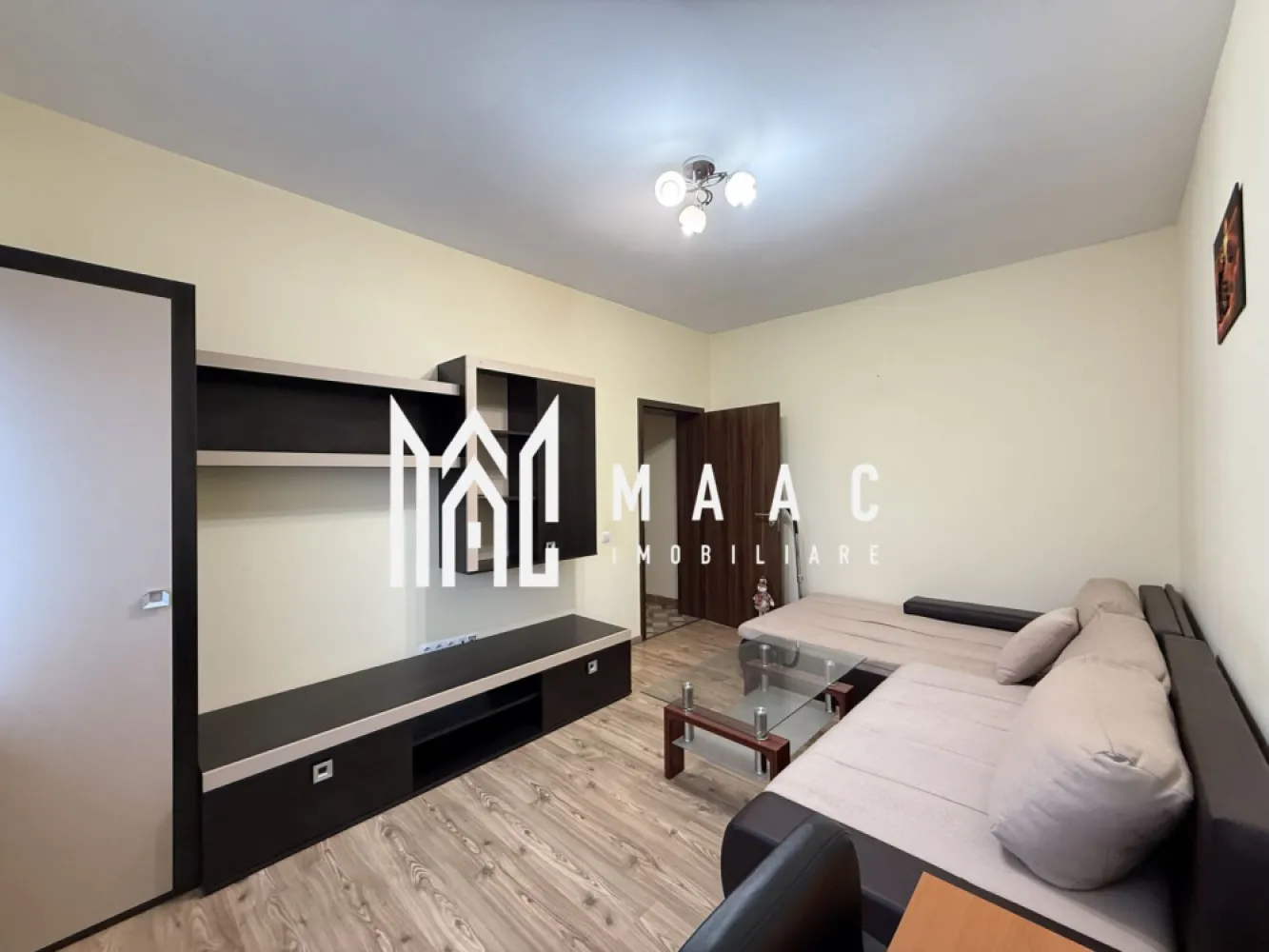 Aparament 2 camere I Decomandat I Etaj 3 I Parcare I Balcon - Va propunem spre inchiriere un apartament de 2 camere decomandat situat la etajul 3 al unui imobil din zona Kogalniceanu - Turnisor.

Locuinta cuprinde: hol intrare, living, dormitor,bucatarie,baie, balcon.

Aferent: loc de parcare.

Nu se accepta animale de companie.

Se percepe garantie in cuantumul unei chirii lunare.

Se inchiriaza pe termen lung.

Zona linistita cu acces rapid la centre comerciale, de invatamant, de agrement. 

Pentru mai multe detalii precizati telefonic ca ati vizionat anuntul cu ID: CP3177970