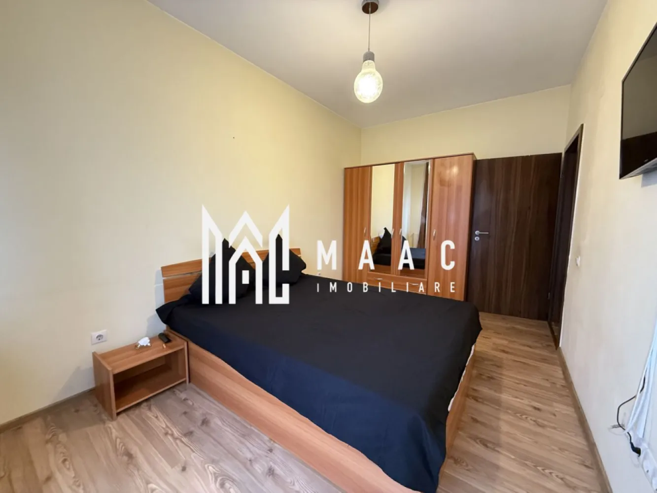 Aparament 2 camere I Decomandat I Etaj 3 I Parcare I Balcon - Va propunem spre inchiriere un apartament de 2 camere decomandat situat la etajul 3 al unui imobil din zona Kogalniceanu - Turnisor.

Locuinta cuprinde: hol intrare, living, dormitor,bucatarie,baie, balcon.

Aferent: loc de parcare.

Nu se accepta animale de companie.

Se percepe garantie in cuantumul unei chirii lunare.

Se inchiriaza pe termen lung.

Zona linistita cu acces rapid la centre comerciale, de invatamant, de agrement. 

Pentru mai multe detalii precizati telefonic ca ati vizionat anuntul cu ID: CP3177970