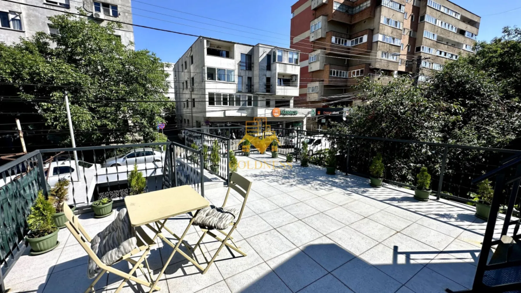 1 camera studio, Terasă, Marasti, Aurel Vlaicu, Expo Transilvania - GOLDNESS Imobiliare vă propune spre închiriere un apartament cu 1 camere complet mobilat și utilat, la Mansarda într-o casa în cartierul Marasti, zona Expo Transilvania.
Se află în apropierea stațiilor de transport în comun, magazine, restaurante, spații verzi, farmacii, etc. 

Apartamentul este compartimentat astfel:
-camera cu spațiu de depozitare în partea dreapta
-baia de afla în prima camera
-camera 2 are use separata și se poate folosi ca dormitor
-terasa 30mp

Imobilul este dotat cu toate cele necesare- centrală proprie pe imobil, contor apa, caldura, gaz.

Studio-ul este nemobilat, iar mobila se discuta la fata locului în funcție de nevoile chiriașului.

Dacă sunteți interesați de acest apartament și doriți să îl vizionați, dar și pentru alte oferte nu ezitați să ne contactați telefonic sau prin e-mail. Vă stăm la dispoziție!
Pentru intermediere se percepe un comision de 50% din prețul chiriei!