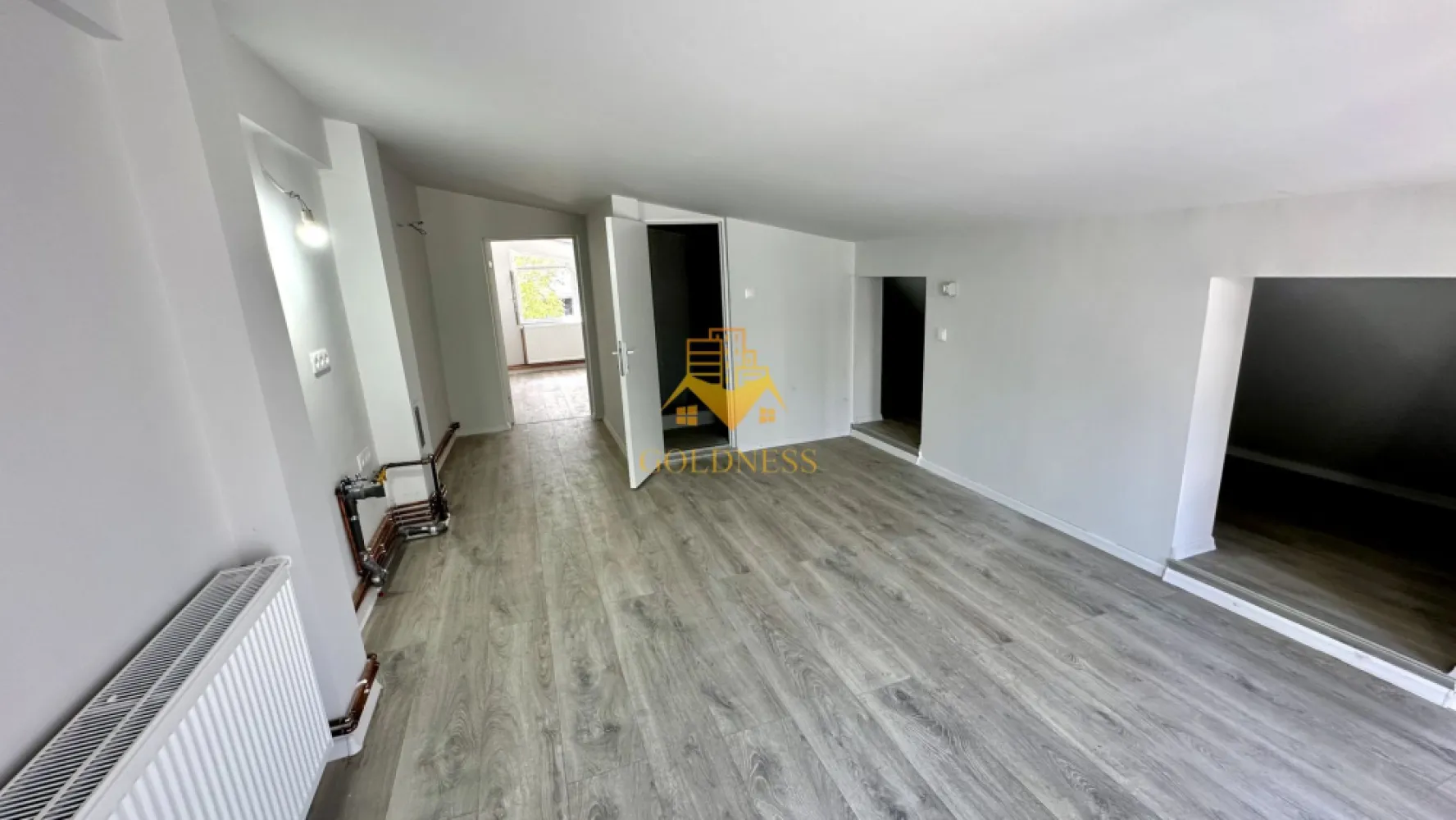 1 camera studio, Terasă, Marasti, Aurel Vlaicu, Expo Transilvania - GOLDNESS Imobiliare vă propune spre închiriere un apartament cu 1 camere complet mobilat și utilat, la Mansarda într-o casa în cartierul Marasti, zona Expo Transilvania.
Se află în apropierea stațiilor de transport în comun, magazine, restaurante, spații verzi, farmacii, etc. 

Apartamentul este compartimentat astfel:
-camera cu spațiu de depozitare în partea dreapta
-baia de afla în prima camera
-camera 2 are use separata și se poate folosi ca dormitor
-terasa 30mp

Imobilul este dotat cu toate cele necesare- centrală proprie pe imobil, contor apa, caldura, gaz.

Studio-ul este nemobilat, iar mobila se discuta la fata locului în funcție de nevoile chiriașului.

Dacă sunteți interesați de acest apartament și doriți să îl vizionați, dar și pentru alte oferte nu ezitați să ne contactați telefonic sau prin e-mail. Vă stăm la dispoziție!
Pentru intermediere se percepe un comision de 50% din prețul chiriei!