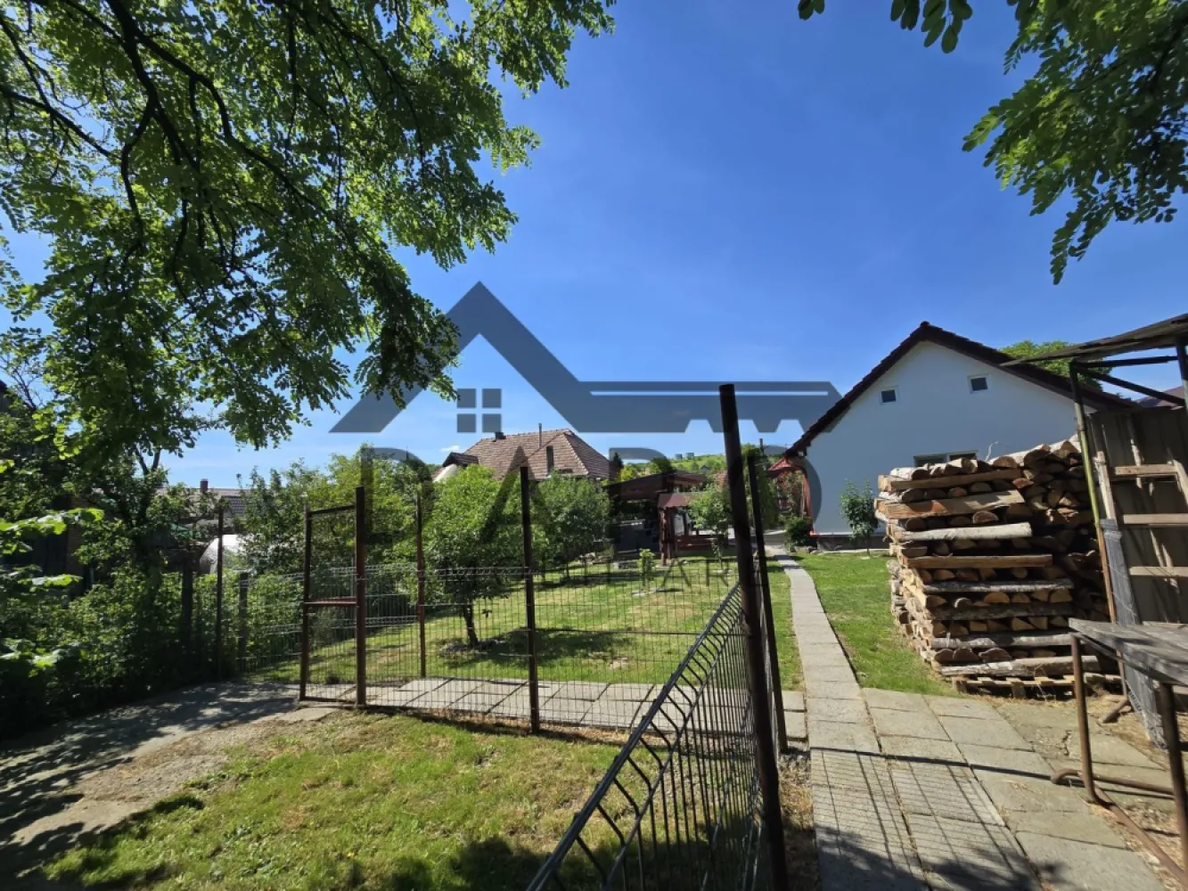 Casa in Livezeni , 140 mp utili , in centrul localitatii . - 🏡 Casă deosebită de vânzare în Livezeni – la doar 2 km de Târgu Mureș
Daro Imobiliare vă oferă spre vânzare o casă solid construită, situată în localitatea Livezeni, pe Strada Mijlocie, într-o zonă liniștită și foarte accesibilă.
✅ Suprafață utilă: aproximativ 140 mp
✅ Suprafață construită: 190 mp
✅ Teren: 660 mp
✅ Deschidere la stradă: 16 ml
Compartimentare:
* 3 dormitoare
* Bucătărie
* Baie
* 2 holuri
* Terasă generoasă de 15 mp
Casa este construită din cărămidă pe fundație de beton, cu ziduri groase de 40 cm, fiind izolată termic și finisată la exterior cu tencuială decorativă albă. Acoperișul este realizat din țiglă ceramică de foarte bună calitate.
În curte regăsim:
✔️ Garaj
✔️ Magazie tehnică
✔️ Pomi fructiferi
✔️ Teren perfect drept
Locuința se află la doar 3 minute de centrul localității Livezeni și la aproximativ 2 km de municipiul Târgu Mureș.
O proprietate ideală pentru o familie care își dorește liniște, spațiu și acces rapid către oraș.
📞 Pentru informații suplimentare și programarea unei vizionări:
Coman Maria – Daro Imobiliare
☎️ 0749 535 729
💳 Aveți nevoie de finanțare?
Coman Maria – Broker de Credite Autorizat Kiwi Finance vă oferă consultanță gratuită și identificarea celei mai bune soluții de creditare