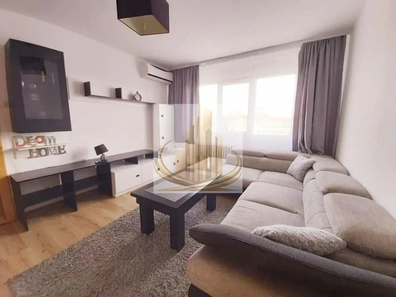 🏡 Apartament modern 2 camere - 🏡Grand Mobilis vă propune spre închiriere un apartament modern cu 2 camere în zona Take Ionescu, Timișoara

Situat într-una dintre cele mai apreciate și bine conectate zone ale orașului, acest apartament cu 2 camere oferă confortul necesar pentru un stil de viață modern și relaxat. Proprietatea este complet mobilată și utilată, fiind pregătită pentru mutare imediată.

✨Caracteristici:
✔ Complet mobilat și utilat
✔ Centrală termică proprie
✔ Aer condiționat
✔ Situat la etajul 4
✔ Zonă liniștită și accesibilă
✔ Aproape de mijloace de transport, magazine, restaurante și centrul orașului

Condiții de închiriere:

* Chirie: 350 €/lună
* Garanție: 500 €
* Disponibil imediat
* Nu se acceptă animale de companie

Pentru mai multe informații și programarea unei vizionări, echipa Grand Mobilis vă stă la dispoziție.
ID intern CP3178409
