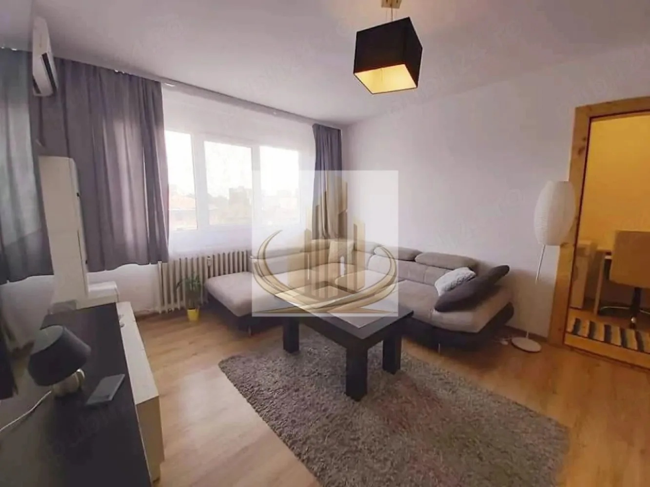 🏡 Apartament modern 2 camere - 🏡Grand Mobilis vă propune spre închiriere un apartament modern cu 2 camere în zona Take Ionescu, Timișoara

Situat într-una dintre cele mai apreciate și bine conectate zone ale orașului, acest apartament cu 2 camere oferă confortul necesar pentru un stil de viață modern și relaxat. Proprietatea este complet mobilată și utilată, fiind pregătită pentru mutare imediată.

✨Caracteristici:
✔ Complet mobilat și utilat
✔ Centrală termică proprie
✔ Aer condiționat
✔ Situat la etajul 4
✔ Zonă liniștită și accesibilă
✔ Aproape de mijloace de transport, magazine, restaurante și centrul orașului

Condiții de închiriere:

* Chirie: 350 €/lună
* Garanție: 500 €
* Disponibil imediat
* Nu se acceptă animale de companie

Pentru mai multe informații și programarea unei vizionări, echipa Grand Mobilis vă stă la dispoziție.
ID intern CP3178409