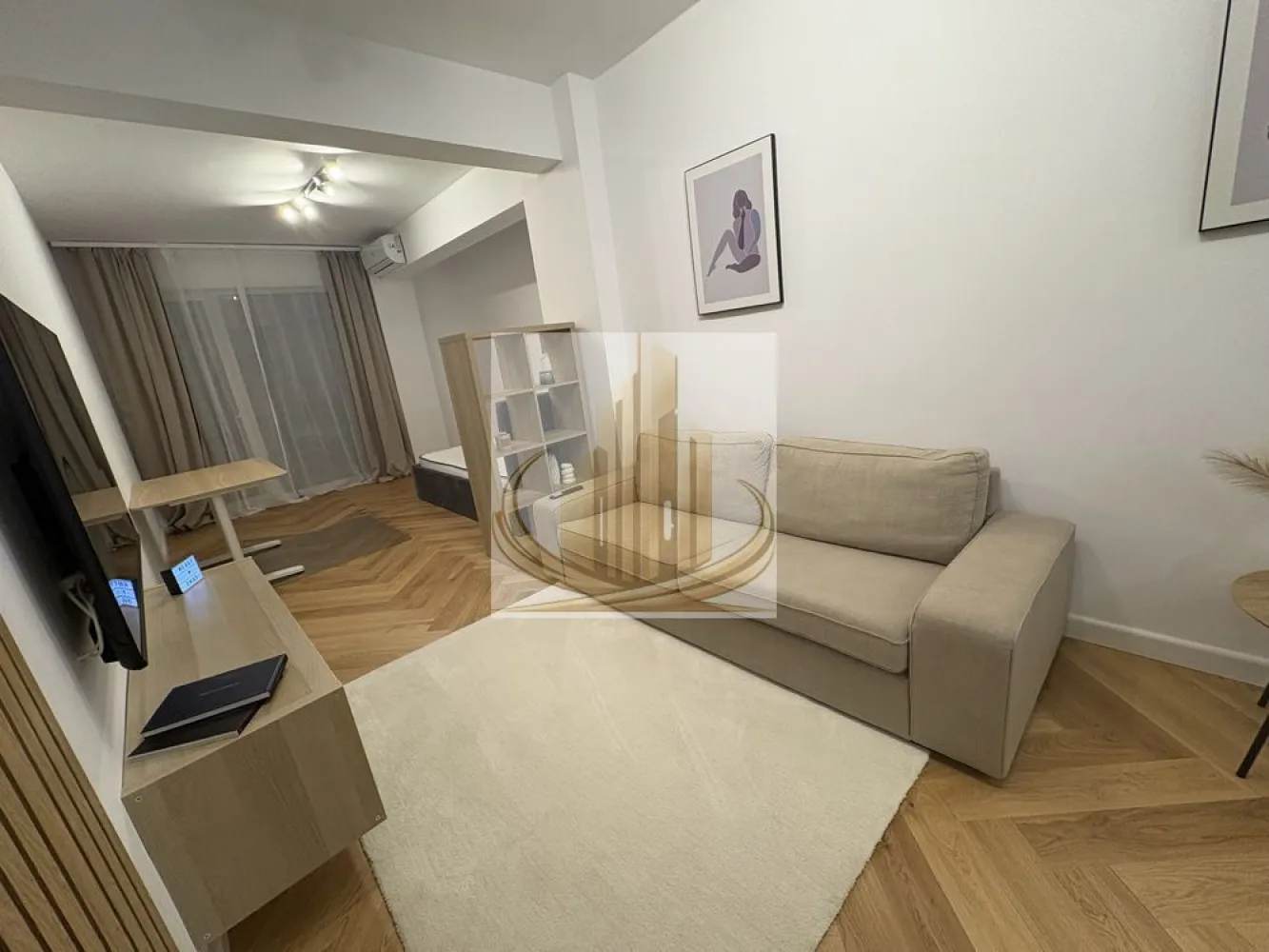 🏡Ap Lux Zona Centrala - 🏢 Grand Mobilis Imobiliare vă propune spre închiriere un apartament tip studio de lux, situat în zona centrală, ideal pentru cei care își doresc confort, acces rapid la punctele de interes și un stil de viață modern.

✨ Detalii proprietate:

* Tip: studio complet mobilat și utilat
* Locație: zonă centrală, acces facil către transport, magazine și instituții
* Preț: 400 € / lună
* Bloc nou, construcție modernă
* Lift
* Aer condiționat
* Toate utilitățile incluse / disponibile
* Curte comună amenajată

🏙️ Apartamentul oferă un ambient elegant și funcțional, fiind pregătit pentru mutare imediată, fără investiții suplimentare.

📍 Ideal pentru persoane active, studenți sau profesioniști care își doresc confort și poziționare excelentă în oraș.

📞 Pentru mai multe detalii și programări vizionări, contactați Grand Mobilis Imobiliare.