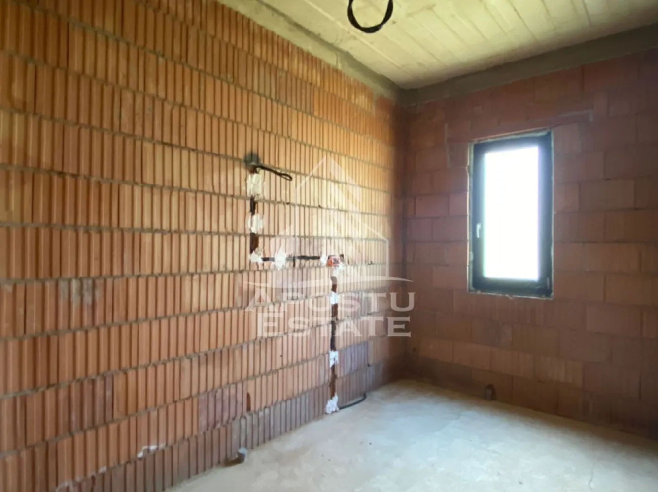 Casa pe un singur nivel de vanzare Comuna Urseni - APOSTU ESTATE va propune spre vanzare o casa moderna, pe un singur nivel, situata in comuna Urseni, ideala pentru o familie.

Compartimentare:
 -hol de acces
-living generos cu zona de dining
-bucatarie inchisa
-camara
-dormitor matrimonial cu baie si dressing;
-doua dormitoare cu dressing propriu
-birou care poate fi folosit ca al patrulea dormitor
-baie
-grup sanitar de serviciu
-Dus separat
-camera tehnica
-terasa acoperita de aproape 60 mp
-terasa de acces.

Sunt disponibile toate utilitatile: apa, gaz, canalizare, curent, internet, cablu TV.

Casa se vinde la stadiul "la rosu". Pretul este negociabil. Va invitam la o vizionare chiar astazi!

CP3178205