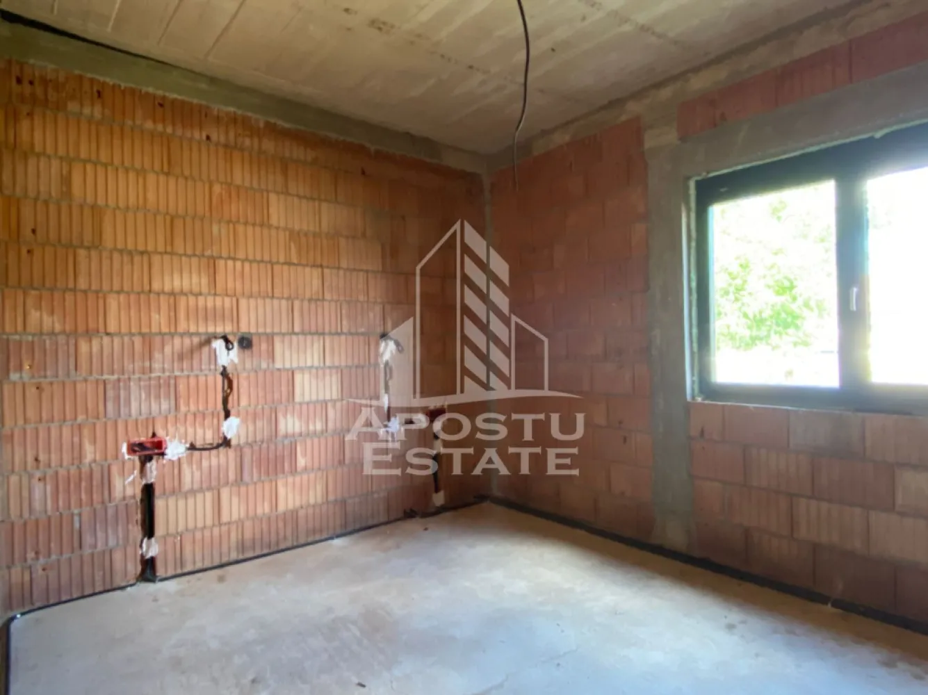 Casa pe un singur nivel de vanzare Comuna Urseni - APOSTU ESTATE va propune spre vanzare o casa moderna, pe un singur nivel, situata in comuna Urseni, ideala pentru o familie.

Compartimentare:
 -hol de acces
-living generos cu zona de dining
-bucatarie inchisa
-camara
-dormitor matrimonial cu baie si dressing;
-doua dormitoare cu dressing propriu
-birou care poate fi folosit ca al patrulea dormitor
-baie
-grup sanitar de serviciu
-Dus separat
-camera tehnica
-terasa acoperita de aproape 60 mp
-terasa de acces.

Sunt disponibile toate utilitatile: apa, gaz, canalizare, curent, internet, cablu TV.

Casa se vinde la stadiul "la rosu". Pretul este negociabil. Va invitam la o vizionare chiar astazi!

CP3178205