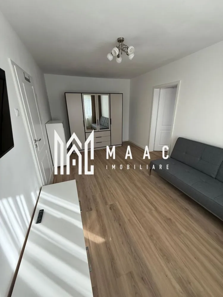 Apartament de vanzare Sibiu | 2 camere semidecomandat | Vasile Aaron, balcon - Apartament de vânzare în Sibiu, zona Vasile Aaron, cu 2 camere semidecomandat, 48 mp utili și balcon, situat la etajul 4 al unui imobil cu 5 niveluri.

Detalii proprietate:
• Suprafață utilă: 48 mp
• Suprafață construită: 57 mp
• Compartimentare: semidecomandat
• Configurație: 1 dormitor, 1 baie, 1 bucătărie
• Etaj 4 din 5
• An construcție: 1980
• Stare interioară: bună
• Balcon: 1
• Construcție finalizată din cărămidă
• Pardoseli din lemn în living și dormitor
• Bucătărie cu cuptor, plită și frigider
• Baie echipată cu cabină de duș
• Tâmplărie din lemn solid

Proprietatea este amplasată pe Strada Șoimului, în zona Vasile Aaron din Sibiu, într-un apartament cu amplasare urbană potrivită pentru cei care caută 2 camere într-o zonă cunoscută a orașului.

Cod anunț CP3171922. Contactați-ne pentru mai multe detalii și pentru programarea unei vizionări.