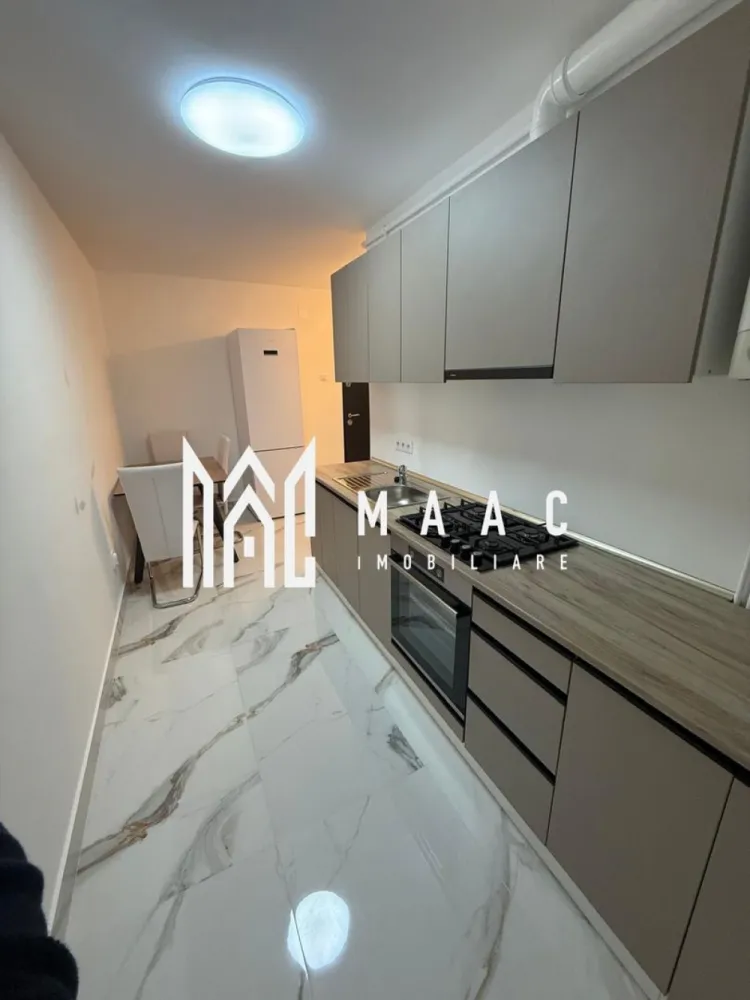 Apartament de vanzare Sibiu | 2 camere semidecomandat | Vasile Aaron, balcon - Apartament de vânzare în Sibiu, zona Vasile Aaron, cu 2 camere semidecomandat, 48 mp utili și balcon, situat la etajul 4 al unui imobil cu 5 niveluri.

Detalii proprietate:
• Suprafață utilă: 48 mp
• Suprafață construită: 57 mp
• Compartimentare: semidecomandat
• Configurație: 1 dormitor, 1 baie, 1 bucătărie
• Etaj 4 din 5
• An construcție: 1980
• Stare interioară: bună
• Balcon: 1
• Construcție finalizată din cărămidă
• Pardoseli din lemn în living și dormitor
• Bucătărie cu cuptor, plită și frigider
• Baie echipată cu cabină de duș
• Tâmplărie din lemn solid

Proprietatea este amplasată pe Strada Șoimului, în zona Vasile Aaron din Sibiu, într-un apartament cu amplasare urbană potrivită pentru cei care caută 2 camere într-o zonă cunoscută a orașului.

Cod anunț CP3171922. Contactați-ne pentru mai multe detalii și pentru programarea unei vizionări.