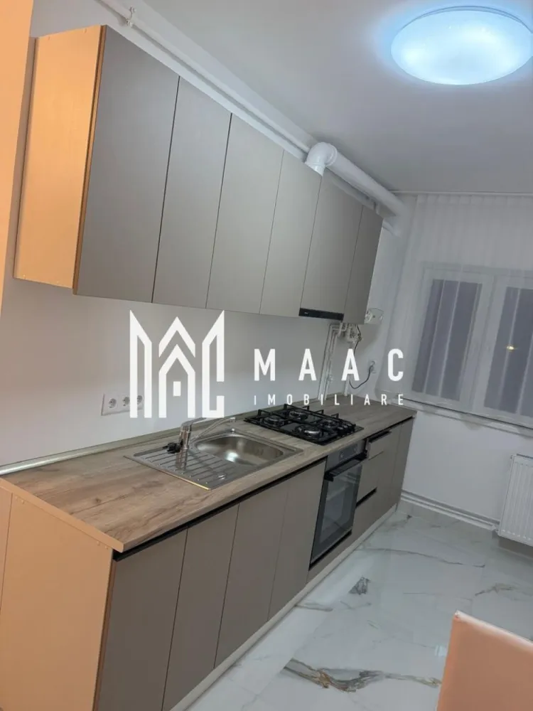 Apartament de vanzare Sibiu | 2 camere semidecomandat | Vasile Aaron, balcon - Apartament de vânzare în Sibiu, zona Vasile Aaron, cu 2 camere semidecomandat, 48 mp utili și balcon, situat la etajul 4 al unui imobil cu 5 niveluri.

Detalii proprietate:
• Suprafață utilă: 48 mp
• Suprafață construită: 57 mp
• Compartimentare: semidecomandat
• Configurație: 1 dormitor, 1 baie, 1 bucătărie
• Etaj 4 din 5
• An construcție: 1980
• Stare interioară: bună
• Balcon: 1
• Construcție finalizată din cărămidă
• Pardoseli din lemn în living și dormitor
• Bucătărie cu cuptor, plită și frigider
• Baie echipată cu cabină de duș
• Tâmplărie din lemn solid

Proprietatea este amplasată pe Strada Șoimului, în zona Vasile Aaron din Sibiu, într-un apartament cu amplasare urbană potrivită pentru cei care caută 2 camere într-o zonă cunoscută a orașului.

Cod anunț CP3171922. Contactați-ne pentru mai multe detalii și pentru programarea unei vizionări.