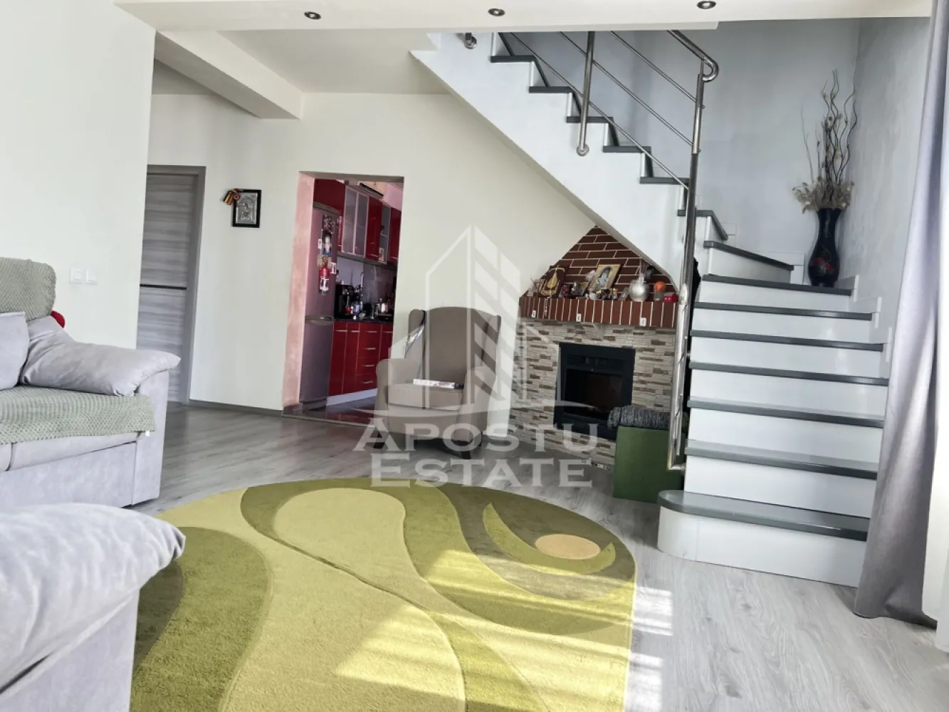 Casa individuala P+E+M, carport, piscina , in Sacalaz - Apostu Estate vă propune spre vânzare o casă individuală spațioasă situată în Săcălaz, într-o zonă liniștită, ideală pentru familii sau pentru cei care caută confort, funcționalitate și relaxare în aer liber.

 Detalii Generale:
 
 • Suprafață teren: 500 mp
 • Suprafață totală utila: 170 mp
 • Construcție finalizată în 2010
 • Renovare completă în perioada pandemie

 Compartimentare & Dotări:
Etaj:
 •3 dormitoare spațioase, fiecare dotat cu aer condiționat
 •1 baie generoasă cu cadă
 •Dormitor matrimonial cu dressing dedicat.

Mansarda generoasa 

Parter:
 • Living open-space
 • Bucătărie inchisa complet mobilată, cu aer condiționat
 • Baie de serviciu spatioasa cu dus
 • Acces direct spre terasa exterioară și curte

 Dotări și facilități suplimentare:
 • 4 aparate de aer condiționat în total
 • Încălzire cu centrală pe gaz + centrală pe lemne
 • Calorifere în toată casa
 • Garaj generos cu spațiu pentru atelier și depozitare
 • Piscină exterioară – perfectă pentru relaxare în sezonul cald
 • Loc amenajat pentru grătar
 • Portcar acoperit
 • Se vinde mobilată, fără electrocasnice și obiecte personale
Va asteptam cu drag la vizionare! 
ID Intern: CP2593324!
