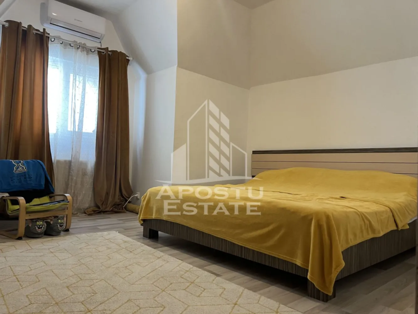 Casa individuala P+E+M, carport, piscina , in Sacalaz - Apostu Estate vă propune spre vânzare o casă individuală spațioasă situată în Săcălaz, într-o zonă liniștită, ideală pentru familii sau pentru cei care caută confort, funcționalitate și relaxare în aer liber.

 Detalii Generale:
 
 • Suprafață teren: 500 mp
 • Suprafață totală utila: 170 mp
 • Construcție finalizată în 2010
 • Renovare completă în perioada pandemie

 Compartimentare & Dotări:
Etaj:
 •3 dormitoare spațioase, fiecare dotat cu aer condiționat
 •1 baie generoasă cu cadă
 •Dormitor matrimonial cu dressing dedicat.

Mansarda generoasa 

Parter:
 • Living open-space
 • Bucătărie inchisa complet mobilată, cu aer condiționat
 • Baie de serviciu spatioasa cu dus
 • Acces direct spre terasa exterioară și curte

 Dotări și facilități suplimentare:
 • 4 aparate de aer condiționat în total
 • Încălzire cu centrală pe gaz + centrală pe lemne
 • Calorifere în toată casa
 • Garaj generos cu spațiu pentru atelier și depozitare
 • Piscină exterioară – perfectă pentru relaxare în sezonul cald
 • Loc amenajat pentru grătar
 • Portcar acoperit
 • Se vinde mobilată, fără electrocasnice și obiecte personale
Va asteptam cu drag la vizionare! 
ID Intern: CP2593324!