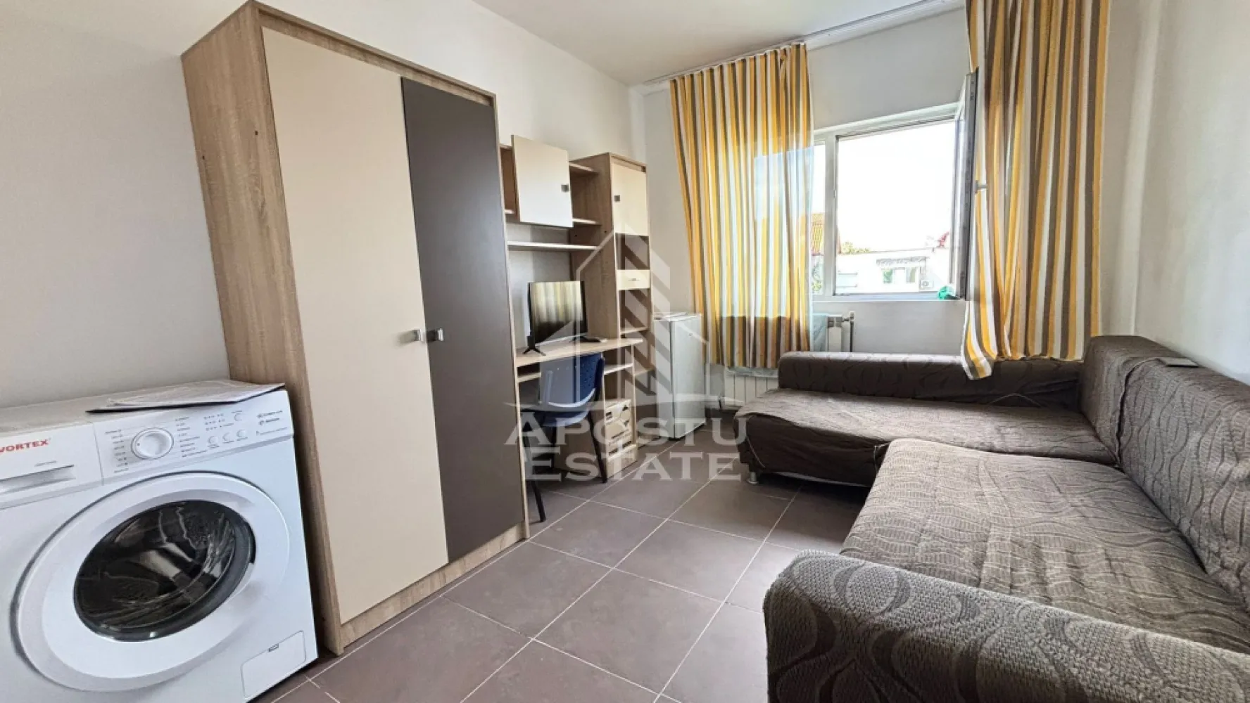Garsoniera de vanzare in zona Girocului, Timisoara - Agentia imobiliara APOSTU ESTATE va propune spre vanzare o garsoniera situata in Timis, Timisoara, zona Girocului.

Imobilul este amplasat la etajul 4 din 4 si dispune de o suprafata utila de 16 mp, fiind ideal pentru investitie sau locuinta.

Compartimentare:
 • Camera
 • Bucatarie
 • Baie

Confortul termic poate fi adaptat in functie de preferintele viitorului proprietar.

Avantaje:
 • Investitie accesibila
 • Zona cautata
 • Etaj superior
 • Acces facil catre oras

Imobilul este situat in vecinatatea mai multor puncte de interes:
 • Lidl
 • Kaufland
 • Penny
 • Mijloace de transport in comun
 • Magazine si servicii

Agentia imobiliara APOSTU ESTATE va ofera consultanta bancara gratuita prin intermediul colaboratorilor nostri pentru alegerea celui mai potrivit tip de credit, astfel incat tu sa devi noul proprietar al acestui apartament.

CP2593204