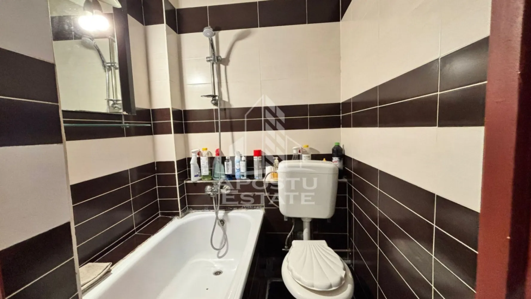 Garsoniera de vanzare in zona Girocului, Timisoara - Agentia imobiliara APOSTU ESTATE va propune spre vanzare o garsoniera situata in Timis, Timisoara, zona Girocului.

Imobilul este amplasat la etajul 4 din 4 si dispune de o suprafata utila de 16 mp, fiind ideal pentru investitie sau locuinta.

Compartimentare:
 • Camera
 • Bucatarie
 • Baie

Confortul termic poate fi adaptat in functie de preferintele viitorului proprietar.

Avantaje:
 • Investitie accesibila
 • Zona cautata
 • Etaj superior
 • Acces facil catre oras

Imobilul este situat in vecinatatea mai multor puncte de interes:
 • Lidl
 • Kaufland
 • Penny
 • Mijloace de transport in comun
 • Magazine si servicii

Agentia imobiliara APOSTU ESTATE va ofera consultanta bancara gratuita prin intermediul colaboratorilor nostri pentru alegerea celui mai potrivit tip de credit, astfel incat tu sa devi noul proprietar al acestui apartament.

CP2593204
