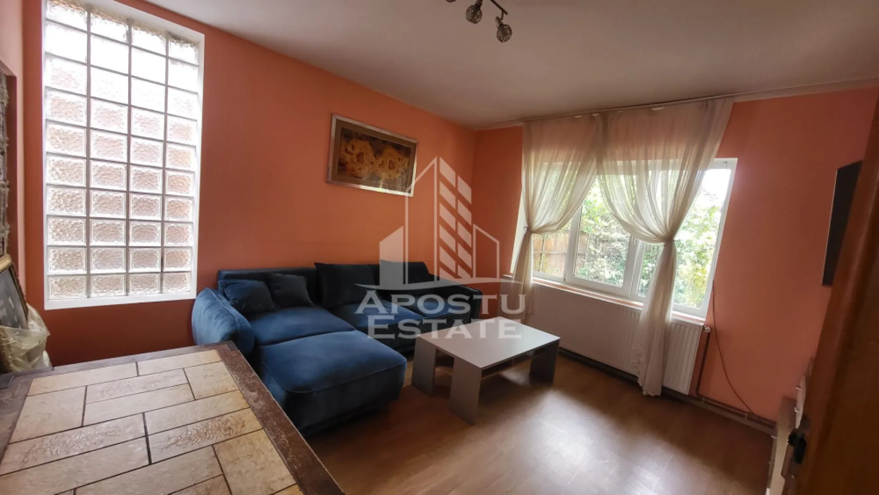Casa individuala cu 7 camere,si teren de 550 mp,Dudestii Noi - Apostu Estate va propune spre vanzare in exclusivitate o casa individuala,cu 7 camere,in Dudestii Noi.
Proprietatea este construita in 2007 pe structura P+1,cu o suprafata utila de 220 mp si un teren de 550 mp.
Compartimentare:
Parter(100 mp utili)
-hol acces spatios.
-living.
-bucatarie.
-dressing.
-dormitor.
-baie.
-spatiu de depozitare sub casa scarii.
-2 terase,una in fata alta in spate.
Etaj(120mp utili):
-4 dormitoare.
-balcon.
-baie.
Proiectul casei este unul modern,prevazut cu mezanin in living.
Confortul termic se realizeaza prin intermediul centralei pe curent,prevazuta si cu horn pt soba sau semineu.
Construita din caramida Porotherm,cu pereti dublii,izolati cu polistiren,asigurand un confort termic excelent.
Pozitie buna,strada asfaltata la doar cateva minute de statie,scoala,parc si magazine.
-Permite accesul auto interior si pod de acces la poarta.
In aceasta zona din Dudestii Noi,deja au fost montate tevile pt gaz,astfel proprietatea poate fi incalzita cu ajutorul unei centrale pe gaz.
Se vinde precum in poze,parterul este finalizat,iar etajul nefinalizat,astfel se poate personaliza.
Beneficiaza de toate utilitatiile,in viitor prevazut si proiectul pentru gaz .
Pretul include si materialele pt finisarea etajului pana la stadiul de gri.
Va oferim consultanta si solutii financiare prin colaboratorii nostrii!
Va asteptam cu drag la o vizionare!