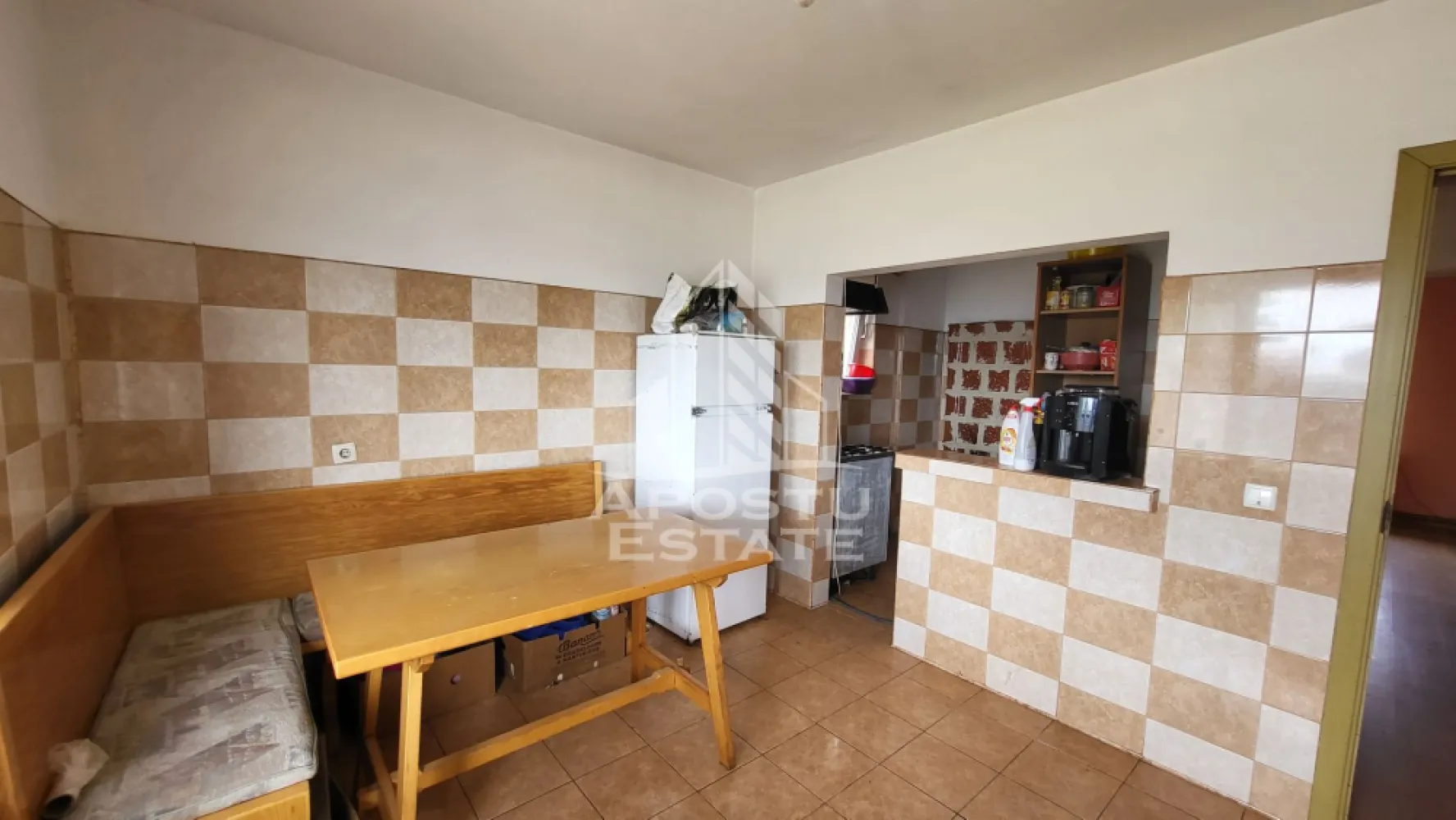 Casa individuala cu 7 camere,si teren de 550 mp,Dudestii Noi - Apostu Estate va propune spre vanzare in exclusivitate o casa individuala,cu 7 camere,in Dudestii Noi.
Proprietatea este construita in 2007 pe structura P+1,cu o suprafata utila de 220 mp si un teren de 550 mp.
Compartimentare:
Parter(100 mp utili)
-hol acces spatios.
-living.
-bucatarie.
-dressing.
-dormitor.
-baie.
-spatiu de depozitare sub casa scarii.
-2 terase,una in fata alta in spate.
Etaj(120mp utili):
-4 dormitoare.
-balcon.
-baie.
Proiectul casei este unul modern,prevazut cu mezanin in living.
Confortul termic se realizeaza prin intermediul centralei pe curent,prevazuta si cu horn pt soba sau semineu.
Construita din caramida Porotherm,cu pereti dublii,izolati cu polistiren,asigurand un confort termic excelent.
Pozitie buna,strada asfaltata la doar cateva minute de statie,scoala,parc si magazine.
-Permite accesul auto interior si pod de acces la poarta.
In aceasta zona din Dudestii Noi,deja au fost montate tevile pt gaz,astfel proprietatea poate fi incalzita cu ajutorul unei centrale pe gaz.
Se vinde precum in poze,parterul este finalizat,iar etajul nefinalizat,astfel se poate personaliza.
Beneficiaza de toate utilitatiile,in viitor prevazut si proiectul pentru gaz .
Pretul include si materialele pt finisarea etajului pana la stadiul de gri.
Va oferim consultanta si solutii financiare prin colaboratorii nostrii!
Va asteptam cu drag la o vizionare!