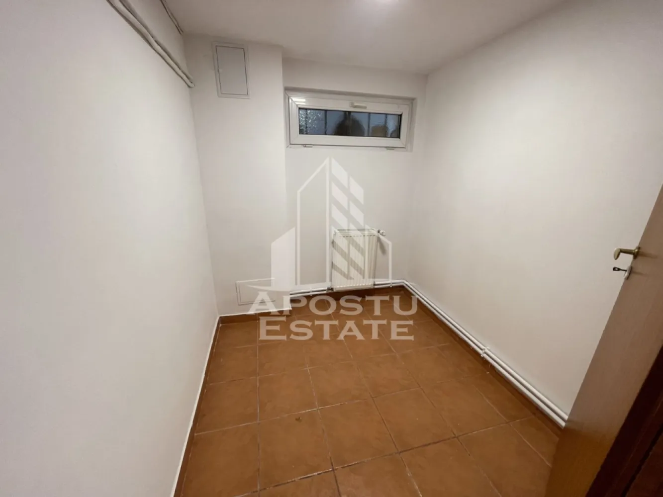 Spatiu pentru birouri, 90 mp, Zona Telegrafului - APOSTU ESTATE va propune spre inchiriere spatiu de birouri, 4 incaperi, Demisol, in Zona Telegrafului.

Spatiul se desfasoara pe o suprafata de 90 mp, si este compartimentat astfel:
- Incapere suprafata mare in care se face accesul;
- 3 incaperi cu acces separat.
- grup sanitar cu dus.
Dispune de incalzire prin centrala proprie a blocului, si are contorizare separata pentru utilitati.
Cladirea este amplasata in apropiere de Piata Badea Cartan si Lidl Simion Barnutiu.
Imobilul este localizat intr-o zona accesibila din punct de vedere a locurilor de parcare.

Va asteptamcu drag la o vizionare!
CP2592801