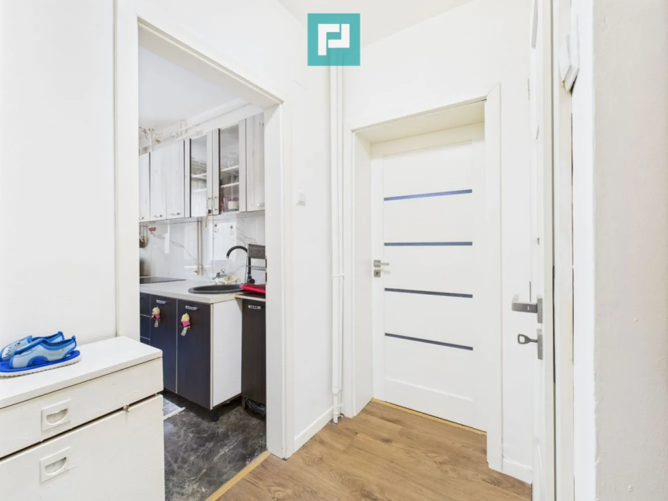 Apartament plus garaj podgoria - De vanzare apartament 50 m utili
- DOUA CAMERE
-DOUA HOLURI
-BUCATARIE
-BAIE
-GARAJ 13 mp

Apartamentul este renovat recent, tablou electric nou, dispune de baie cu dus de sticla modern, clime in ambele camere, centrala pe gaz , canalizare separata , situat intr-un bloc cu 4 etaje fiind la parterul blocului, in fata la scoala gimnaziala nr 5 in spate la liceul Iuliu Maniu la 2 minute de toate mijloacele de transport si de interes, farmacie, parc copii, medic de familie , stomatologie, magazine dar totodata o oaza de liniste.
Apartamentul ramane mobilat si utilat, televizoare , plita, cuptor, masina de spalat, masina de uscat, garajul si locul de parcare se afla in fata scarii de iesire din bloc.
Nu pierdeţi această oportunitate, fiţi prima persoană care solicită o vizionare asistată.
Victor Nedelcu – Consultant imobiliar Property Lab
Tel: +40 744 772 772 – E.mail: victor.nedelcu@propertylab.ro
sau 
Radu Mitran – Consultant imobiliar Property Lab
Tel: +40 751 621 035 – E.mail: radu.mitran@propertylab.ro
CP2592563