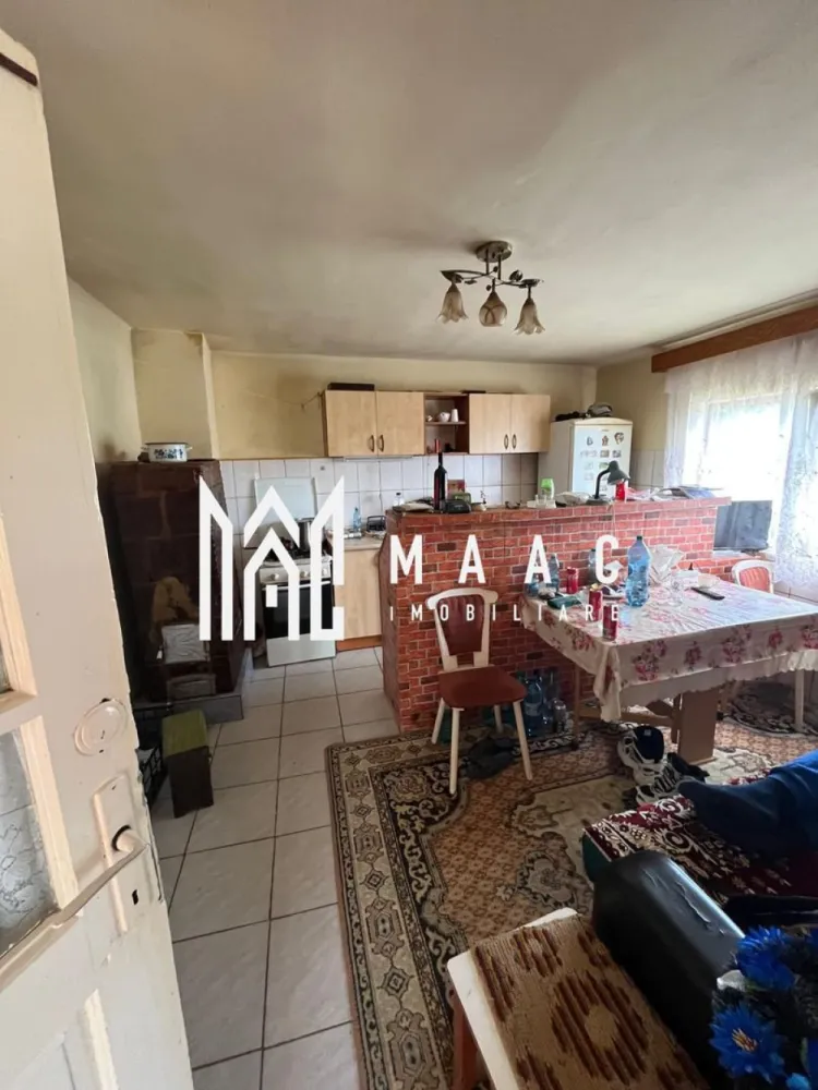 Casă de vânzare 2 camere | Rășinari, Sibiu | 55 mp utili, teren 259 mp - Casă de vânzare cu 2 camere în Rășinari, la câteva minute de Sibiu, cu 55 mp utili, 72 mp construiți și teren de 259 mp. Proprietatea dispune de curte proprie și pivniță, într-o localitate apreciată pentru liniște, aer curat și peisaje deosebite.

Detalii proprietate:
• Suprafață utilă: 55 mp
• Suprafață construită: 72 mp
• Teren: 259 mp
• Compartimentare existentă: 2 camere, bucătărie, hol și baie
• Pivniță pentru depozitare
• Casă individuală, construcție finalizată
• An construcție: 1967
• Stare interioară: finisat clasic
• Acoperiș din țiglă

Proprietatea este situată pe Strada Cimitirului din Rășinari, într-o zonă cunoscută pentru liniște și apropierea de Sibiu. Curtea proprie și poziționarea la doar câteva minute de oraș completează avantajele acestei case.

Pentru detalii suplimentare și programarea unei vizionări, contactați echipa MAAC Imobiliare. Cod anunț CP3162005.