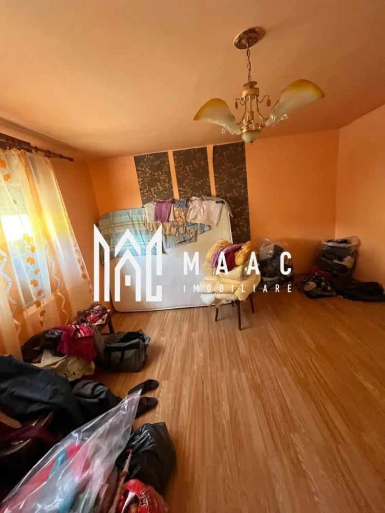 Casă de vânzare 2 camere | Rășinari, Sibiu | 55 mp utili, teren 259 mp - Casă de vânzare cu 2 camere în Rășinari, la câteva minute de Sibiu, cu 55 mp utili, 72 mp construiți și teren de 259 mp. Proprietatea dispune de curte proprie și pivniță, într-o localitate apreciată pentru liniște, aer curat și peisaje deosebite.

Detalii proprietate:
• Suprafață utilă: 55 mp
• Suprafață construită: 72 mp
• Teren: 259 mp
• Compartimentare existentă: 2 camere, bucătărie, hol și baie
• Pivniță pentru depozitare
• Casă individuală, construcție finalizată
• An construcție: 1967
• Stare interioară: finisat clasic
• Acoperiș din țiglă

Proprietatea este situată pe Strada Cimitirului din Rășinari, într-o zonă cunoscută pentru liniște și apropierea de Sibiu. Curtea proprie și poziționarea la doar câteva minute de oraș completează avantajele acestei case.

Pentru detalii suplimentare și programarea unei vizionări, contactați echipa MAAC Imobiliare. Cod anunț CP3162005.