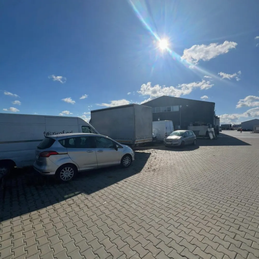Investiție profitabila in Zona Industriala Vest Sibiu – Hala complet echipata langa aroportul Sibiu - De vânzare – Hală industrială modernă în Zona Industrială Vest, SibiuOportunitate rară de achiziție a unei hale industriale moderne și complet utilate, situată în una dintre cele mai dezvoltate zone logistice din Sibiu – Zona Industrială Vest. Proprietatea se află la doar câteva minute de Aeroportul Internațional Sibiu, având acces direct la autostradă și infrastructură complet dezvoltată.Detalii tehnice și facilitățiSuprafață construită: 1.745 mpSuprafață teren: 1.881 mpÎnălțime hală: 6 mPardoseală din beton armat: 20 cmAlimentare electrică: curent trifazic (380V) și monofazic (220V)Încălzire pe gaz cu radiatoareAer condiționat instalatPanouri fotovoltaice: 100 kWStație de încărcare pentru mașini electriceToate utilitățile: apă, canalizare, gaz, curentBirouri complet utilate, sală de conferințe și grupuri sanitareAcces TIR și spațiu generos de parcareAvantaje strategicePoziționare excelentă în Zona Industrială Vest – SibiuAcces rapid la autostradă și aeroportInfrastructură ideală pentru producție, depozitare, logistică sau investițieZonă cu activitate economică intensă și potențial ridicat de rentabilitatePreț și contactPreț de vânzare: 1.450.000 € Pentru detalii suplimentare și programarea unei vizionări, vă rugăm să ne contactați.