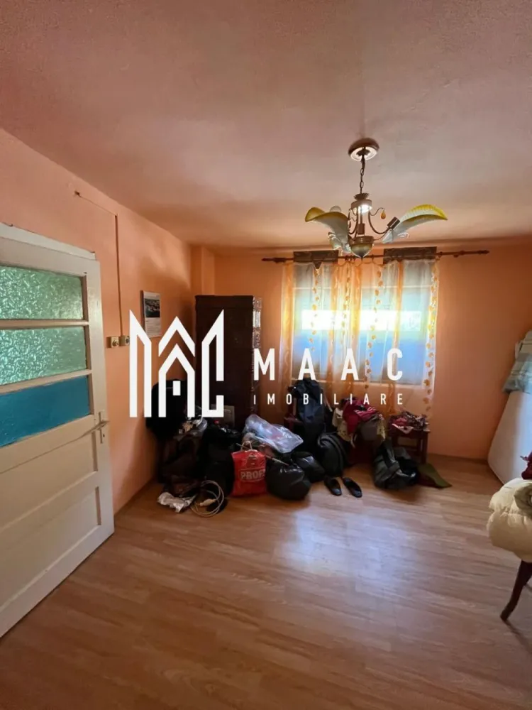 Casă de vânzare 2 camere | Rășinari, Sibiu | 55 mp utili, teren 259 mp - Casă de vânzare cu 2 camere în Rășinari, la câteva minute de Sibiu, cu 55 mp utili, 72 mp construiți și teren de 259 mp. Proprietatea dispune de curte proprie și pivniță, într-o localitate apreciată pentru liniște, aer curat și peisaje deosebite.

Detalii proprietate:
• Suprafață utilă: 55 mp
• Suprafață construită: 72 mp
• Teren: 259 mp
• Compartimentare existentă: 2 camere, bucătărie, hol și baie
• Pivniță pentru depozitare
• Casă individuală, construcție finalizată
• An construcție: 1967
• Stare interioară: finisat clasic
• Acoperiș din țiglă

Proprietatea este situată pe Strada Cimitirului din Rășinari, într-o zonă cunoscută pentru liniște și apropierea de Sibiu. Curtea proprie și poziționarea la doar câteva minute de oraș completează avantajele acestei case.

Pentru detalii suplimentare și programarea unei vizionări, contactați echipa MAAC Imobiliare. Cod anunț CP3162005.