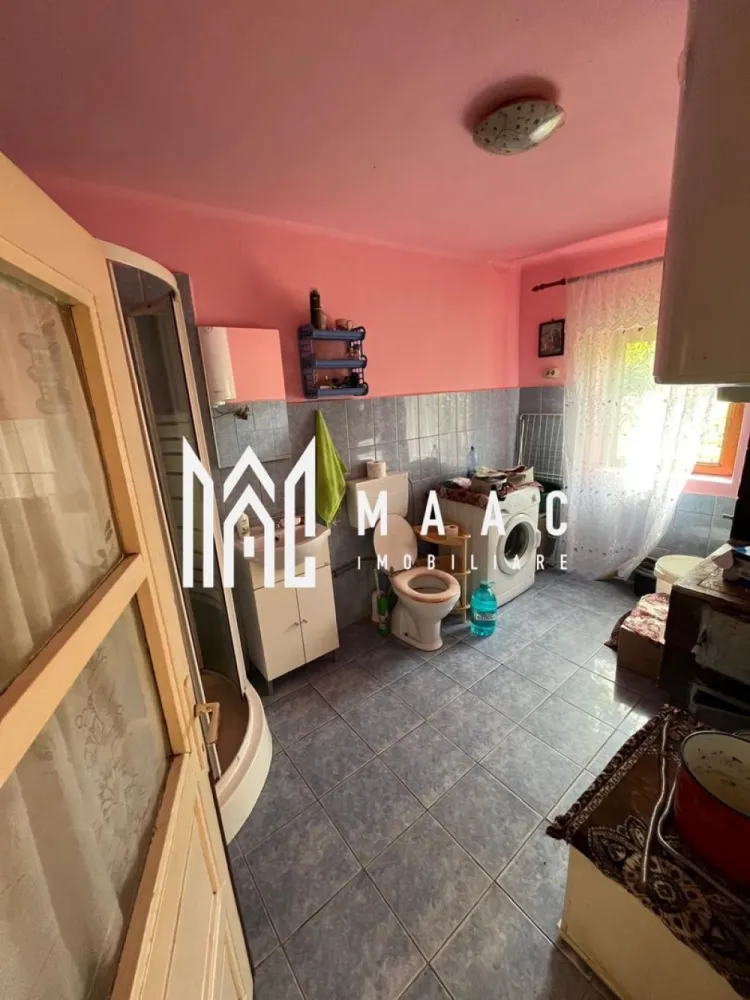 Casă de vânzare 2 camere | Rășinari, Sibiu | 55 mp utili, teren 259 mp - Casă de vânzare cu 2 camere în Rășinari, la câteva minute de Sibiu, cu 55 mp utili, 72 mp construiți și teren de 259 mp. Proprietatea dispune de curte proprie și pivniță, într-o localitate apreciată pentru liniște, aer curat și peisaje deosebite.

Detalii proprietate:
• Suprafață utilă: 55 mp
• Suprafață construită: 72 mp
• Teren: 259 mp
• Compartimentare existentă: 2 camere, bucătărie, hol și baie
• Pivniță pentru depozitare
• Casă individuală, construcție finalizată
• An construcție: 1967
• Stare interioară: finisat clasic
• Acoperiș din țiglă

Proprietatea este situată pe Strada Cimitirului din Rășinari, într-o zonă cunoscută pentru liniște și apropierea de Sibiu. Curtea proprie și poziționarea la doar câteva minute de oraș completează avantajele acestei case.

Pentru detalii suplimentare și programarea unei vizionări, contactați echipa MAAC Imobiliare. Cod anunț CP3162005.