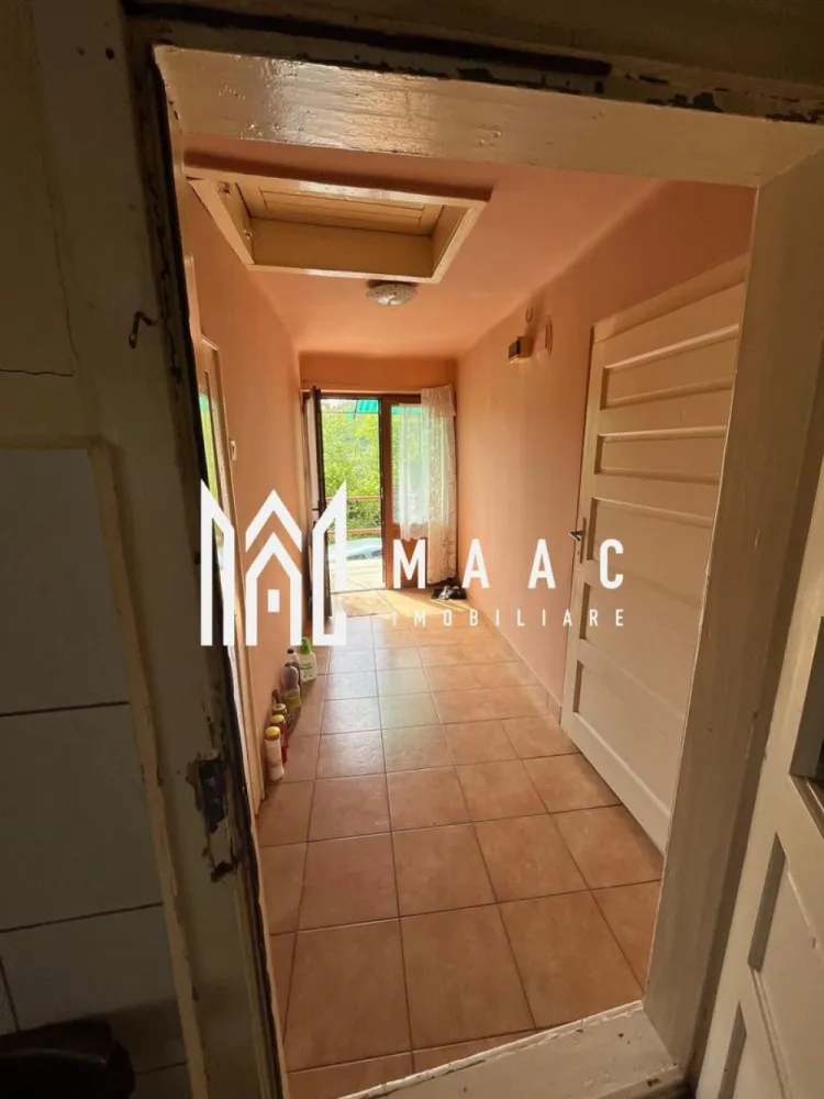 Casă de vânzare 2 camere | Rășinari, Sibiu | 55 mp utili, teren 259 mp - Casă de vânzare cu 2 camere în Rășinari, la câteva minute de Sibiu, cu 55 mp utili, 72 mp construiți și teren de 259 mp. Proprietatea dispune de curte proprie și pivniță, într-o localitate apreciată pentru liniște, aer curat și peisaje deosebite.

Detalii proprietate:
• Suprafață utilă: 55 mp
• Suprafață construită: 72 mp
• Teren: 259 mp
• Compartimentare existentă: 2 camere, bucătărie, hol și baie
• Pivniță pentru depozitare
• Casă individuală, construcție finalizată
• An construcție: 1967
• Stare interioară: finisat clasic
• Acoperiș din țiglă

Proprietatea este situată pe Strada Cimitirului din Rășinari, într-o zonă cunoscută pentru liniște și apropierea de Sibiu. Curtea proprie și poziționarea la doar câteva minute de oraș completează avantajele acestei case.

Pentru detalii suplimentare și programarea unei vizionări, contactați echipa MAAC Imobiliare. Cod anunț CP3162005.