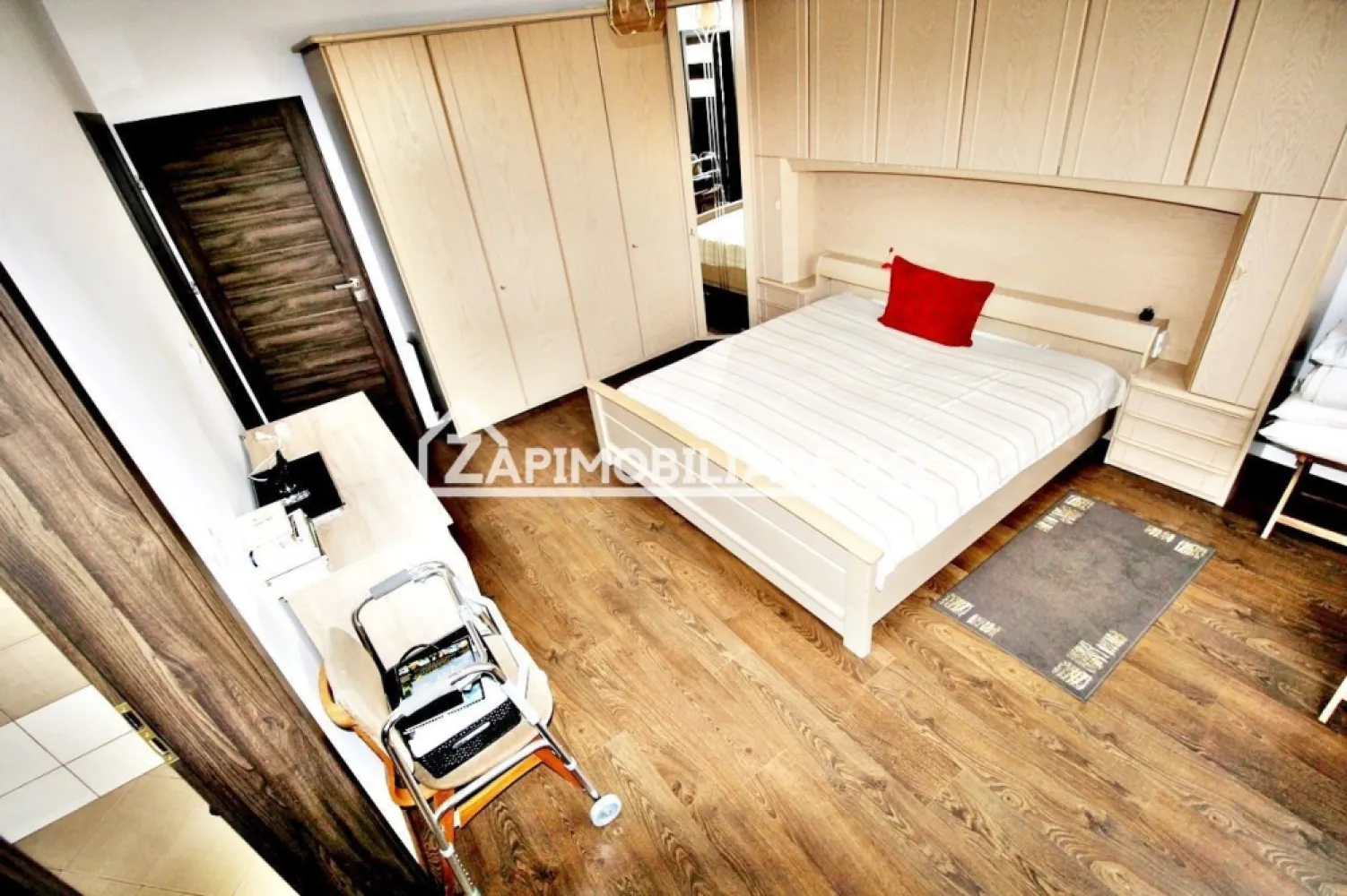 Casa Lux 350 mp, 531 mp teren, Targu-Mures, 0% comision - De vânzare casă de LUX, singur în curte, 6 camere 5 bai,situată în Târgu Mureș zona Gheorghe Doja,suprafața utilă de 350 mp amplasată pe un teren cu suprafața de 531 mp, 
Compartimentare
- la subsol 1 sală de fitness, 1 spălătorie,uscătorie călcătorie, 1 baie, 1 bucătărie, 1 pivniță, 1 terasă,
- la parter: 1 living, 1 bucătărie, 1 baie, 1 hol, 1 cameră de luat masa, 2 terase, 1 garaj
- la etaj: 3 dormitoare, 3 băi, 1 birou, 2 balcoane, 1 dresing.

Detalii:
- centrală termică, calorifere, geamuri termopan, ușă metalică, încălzire în pardoseală,sistem de ventilație, șemineu.
- fundația casei are o adâncime de 1 m, pereții sunt din cărămidă, acoperișul de țiglă, izolată cu vată de 18 cm.
- pivniță, pod 
- anul construcției 2014
- sistem de alarmă
- la casă s au folosit materiale de calitate premium.
Utilitați:
- curent, apă, gaz, canalizare

Casa se vinde la cheie parțial mobilată și utilată la prețul de 330.000 Euro . Comision ZERO!
-----------------------------------------------------------------------------------------------------------------------------------------
Daca vă place această ofertă sau pentru alte informații sunați la numărul de contact din anunț! 0774048706 Bogdan 
Compania Zap Imobiliare vă pune la dispoziție toate actele și documentele necesare alături de asistență și consiliere permanentă până la finalizarea achiziției imobiliare. 
Ne dorim să îți oferim cea mai plăcută experiență, îndeplinim vise cu pereți!