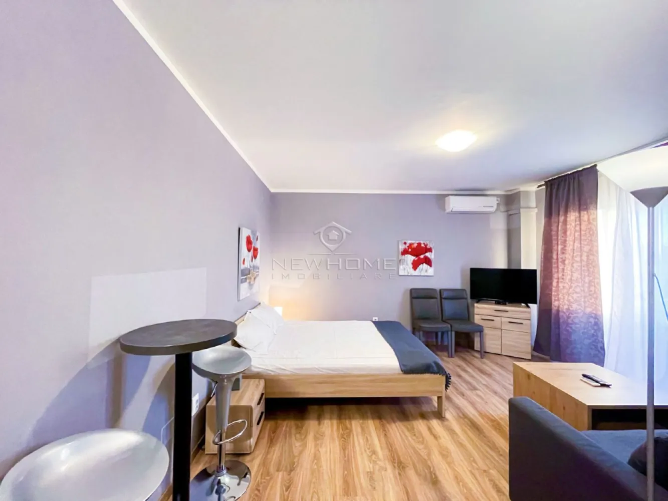 Apartament 1 camera, Parcare, zona Iulius Mall Park Lake - NewHOME imobiliare ofera in EXCLUSIVITATE spre inchiriere un apartament modern cu 1 camera semidecomandat, in ansamblul rezidential Park Lake, zona Iulius Mall. Apartamentul dispune de o suprafata utila de 38 mp + balcon, amplasat la etajul 9 din 10 al unui imobil nou finalizat in anul 2023. Pozitionarea sa ofera sansa de a va bucura in fiecare zi de o panorama superba spre lacul Gheorgheni. Compartimentat astfel: hol, bucatarie, camera, baie, balcon, posibilitate loc de PARCARE subteran 60 euro pe luna. Pentru confortul Dvs. se inchiriaza complet mobilat/utilat, dotat cu centrala termica proprie, AER conditionat, electrocasnice de calitate. Avand in vedere poziția si avantajele, zona este una de mare interes, fiind in apropiere de centrul comercial Iulius Mall, Porsche Engineering, facultatea FSEGA, Business centre, Iulius Park, etc. Pentru mai multe informatii si pentru a programa o vizionare, contactati-ne cu incredere!