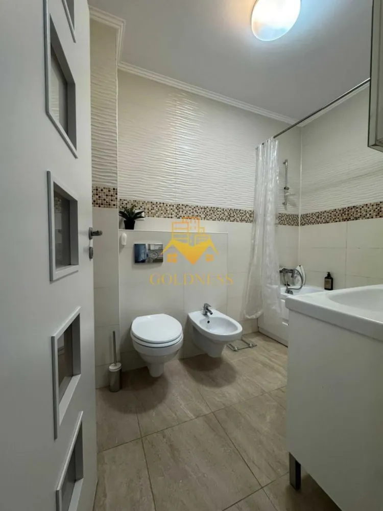 3 camere, Central, NTT data, Mihai Viteazul, Nicolae Balacescu, Paris - GOLDNESS Imobiliare vă propune spre închiriere un apartament cu 3 camere complet mobilat și utilat, la etajul 2 într-un imobil de 7 etaje, Central, zona NTT Data.
Se află în apropierea stațiilor de transport în comun, magazine, restaurante, spații verzi, farmacii, etc. 

Apartamentul este compartimentat astfel:
 - dormitor cu pat matrimonial, dressing, noptiere
 - dormitor cu pat matrimonial, birou
 - living cu canapea extensibilă 
 - bucătărie complet utilată și mobilată, loc de servit masa 
 - baie cu cada, bideu, calorifer port prosop și dulap pentru depozitare.
 - terasa de 10 mp.

Imobilul este dotat cu toate cele necesare- centrală proprie, frigider, aragaz, hotă, mașină de spălat haine, etc. 

Dacă sunteți interesați de acest apartament și doriți să îl vizionați, dar și pentru alte oferte nu ezitați să ne contactați telefonic sau prin e-mail. Vă stăm la dispoziție!
Pentru intermediere se percepe un comision de 50% din prețul chiriei!
