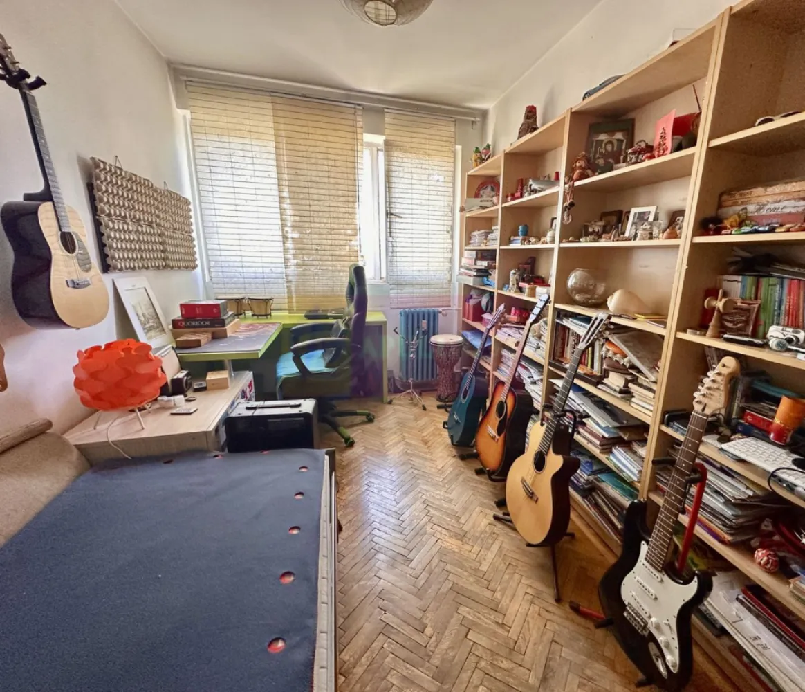 3 camere Mihai Bravu- Iancului - Compania imobiliara Apulum94 va propune un apartament de trei camere confort 1,semidecomandat,etaj 8/10 situat in apropiere de intersectia Mihai Bravu- Iancului, cu o suprafata utila de 60mp si o suprafata totala de 65 mp. Blocul este din anul 1965 si este anvelopat,a fost expertizat si incadrat in clasa U2. Apartamentul este pozitionat intr-o zona foarte bine conectata la mijloace de transport,magazine,piata , scoli, metrou.
 Pentru mai multe detalii sau o eventuala vizionare a apartamentului va rog sa sunati la numarul de telefon 0733683454- Dorin Dinu.