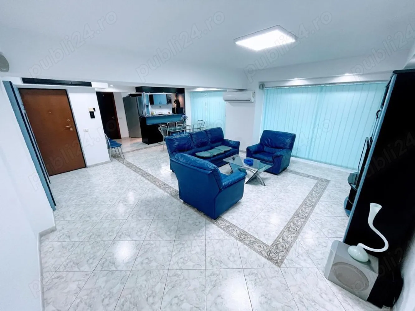 Ag BRASADAS închiriaza ap 2 cam et 4/8 Calea 13 Septembrie. - Agenția BRASADAS închiriază apartament cu doua camere situat in zona Hotelului Marriott (CASA POPORULUI) pe Calea 13 Septembrie,imobilul are vedere pe spate. Apartamentul este pozitionat la etajul 4 din 8. 
Apartamentul ca si compartimentare este decomandat si contine: 1 living open space cu bucatarie, 1 dormitor mare, 2 grupuri sanitare, 1 balcon inchis.
Apartamentul este mobilat integral: are 2 dressinguri mari, o canapea si doua fotolii de piele in living, pat 200x220m in dormitor, biblioteca in living si bucatarie integral mobilata si utilata. 
Suprafata utila este de 109 mp., constructia este finalizata in anul 1986?, scara blocului dispune de 2 lifturi pentru persoane.
Apartamentul vine insotit de 1 parcare in fata blocului platita la primarie.

Apartamentul este disponibil imediat contra unei chirii de 700 euro luna in care este inclus si contractul ANAF. Plata se face o luna avans si o luna garantie.
www.brasadas.com.