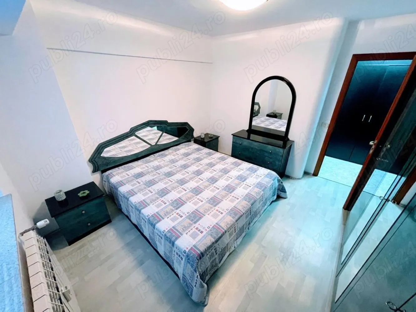 Ag BRASADAS închiriaza ap 2 cam et 4/8 Calea 13 Septembrie. - Agenția BRASADAS închiriază apartament cu doua camere situat in zona Hotelului Marriott (CASA POPORULUI) pe Calea 13 Septembrie,imobilul are vedere pe spate. Apartamentul este pozitionat la etajul 4 din 8. 
Apartamentul ca si compartimentare este decomandat si contine: 1 living open space cu bucatarie, 1 dormitor mare, 2 grupuri sanitare, 1 balcon inchis.
Apartamentul este mobilat integral: are 2 dressinguri mari, o canapea si doua fotolii de piele in living, pat 200x220m in dormitor, biblioteca in living si bucatarie integral mobilata si utilata. 
Suprafata utila este de 109 mp., constructia este finalizata in anul 1986?, scara blocului dispune de 2 lifturi pentru persoane.
Apartamentul vine insotit de 1 parcare in fata blocului platita la primarie.

Apartamentul este disponibil imediat contra unei chirii de 700 euro luna in care este inclus si contractul ANAF. Plata se face o luna avans si o luna garantie.
www.brasadas.com.