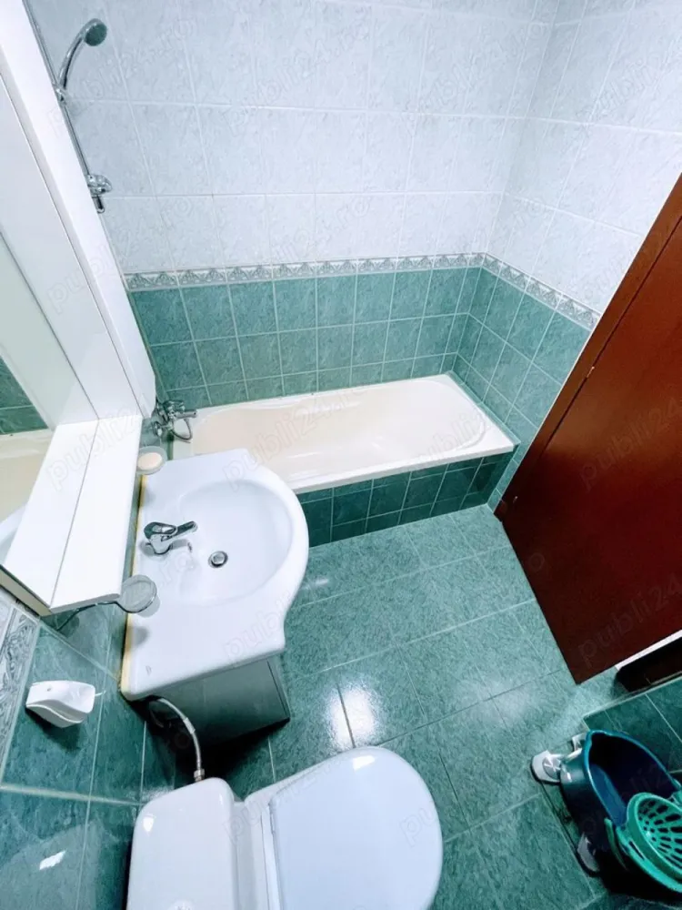 Ag BRASADAS închiriaza ap 2 cam et 4/8 Calea 13 Septembrie. - Agenția BRASADAS închiriază apartament cu doua camere situat in zona Hotelului Marriott (CASA POPORULUI) pe Calea 13 Septembrie,imobilul are vedere pe spate. Apartamentul este pozitionat la etajul 4 din 8. 
Apartamentul ca si compartimentare este decomandat si contine: 1 living open space cu bucatarie, 1 dormitor mare, 2 grupuri sanitare, 1 balcon inchis.
Apartamentul este mobilat integral: are 2 dressinguri mari, o canapea si doua fotolii de piele in living, pat 200x220m in dormitor, biblioteca in living si bucatarie integral mobilata si utilata. 
Suprafata utila este de 109 mp., constructia este finalizata in anul 1986?, scara blocului dispune de 2 lifturi pentru persoane.
Apartamentul vine insotit de 1 parcare in fata blocului platita la primarie.

Apartamentul este disponibil imediat contra unei chirii de 700 euro luna in care este inclus si contractul ANAF. Plata se face o luna avans si o luna garantie.
www.brasadas.com.
